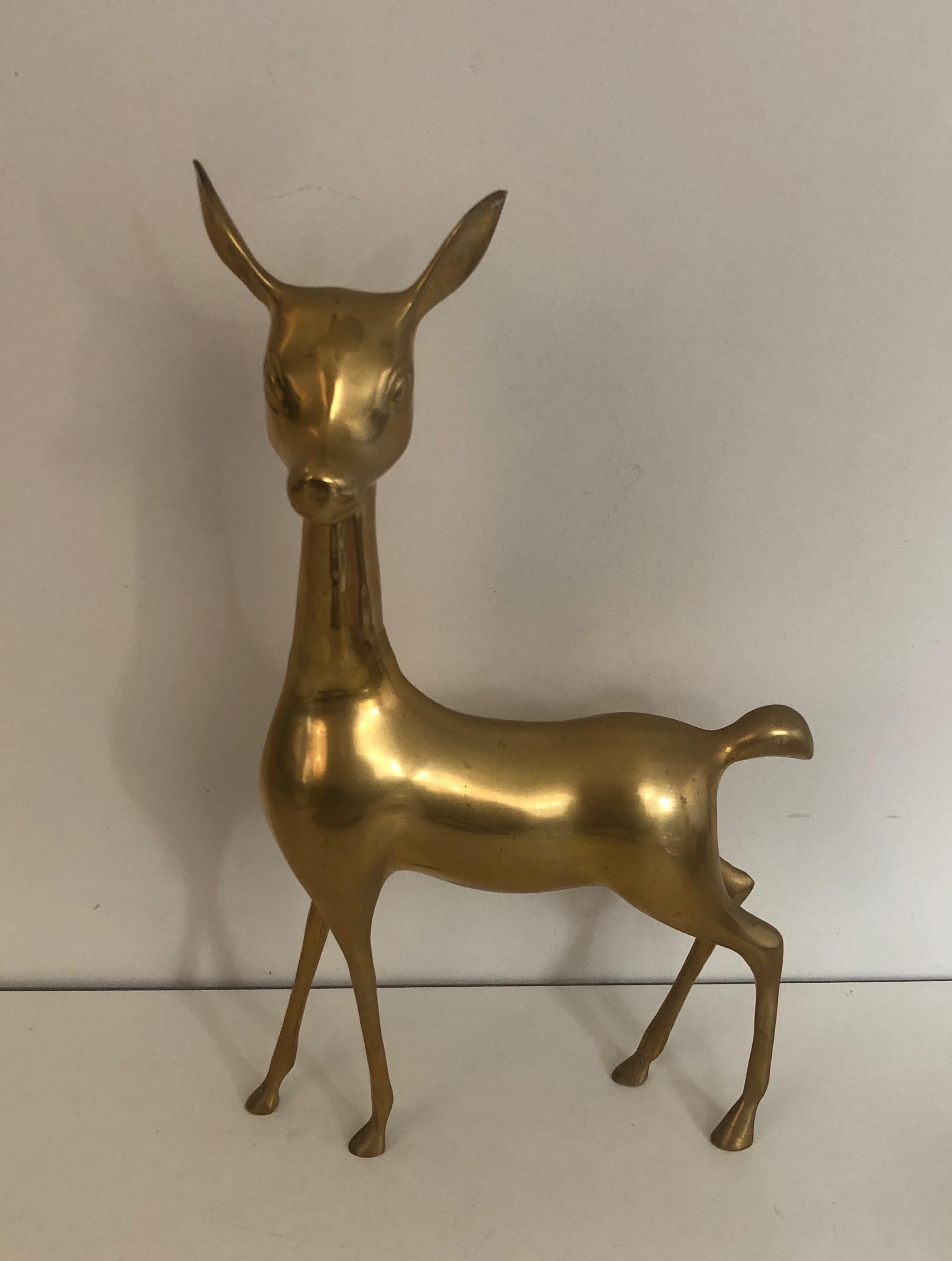 This elegant Doe sculpture is made of brass. This is a French work, circa 1970.