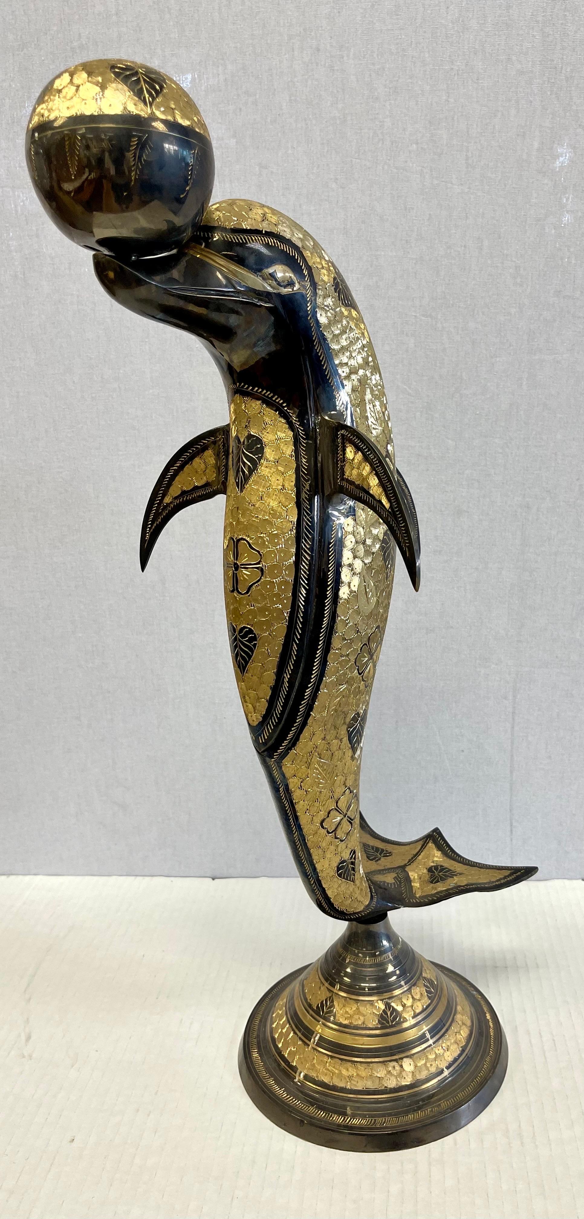 Magnifique sculpture en laiton en forme de dauphin dansant.  Assez inhabituel.  Circe mid-century.  Pourquoi ne pas posséder le meilleur ?