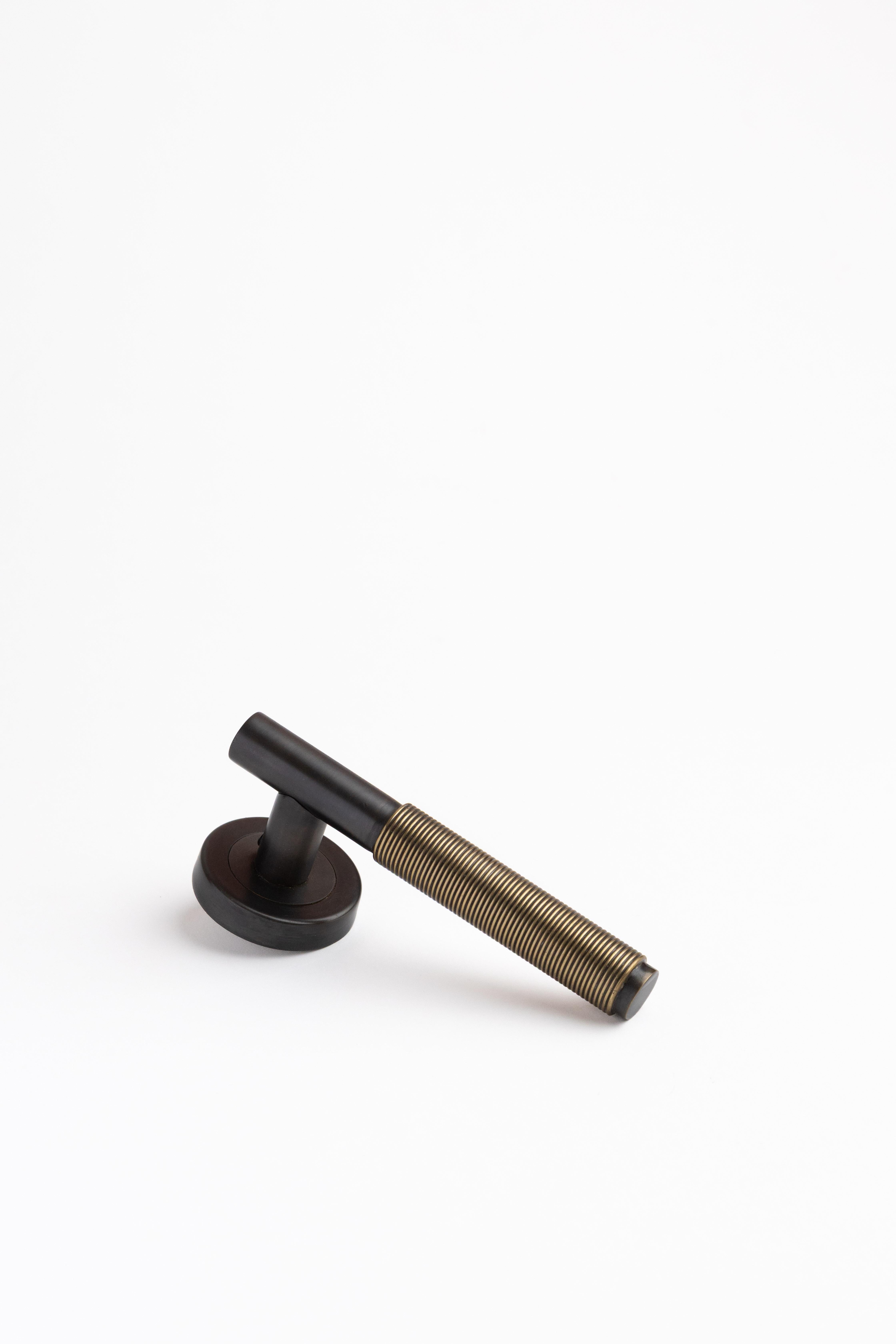 PP/NO/04 Maniglia per porta in ottone con finitura canna di fucile e oro antico in vendita 2