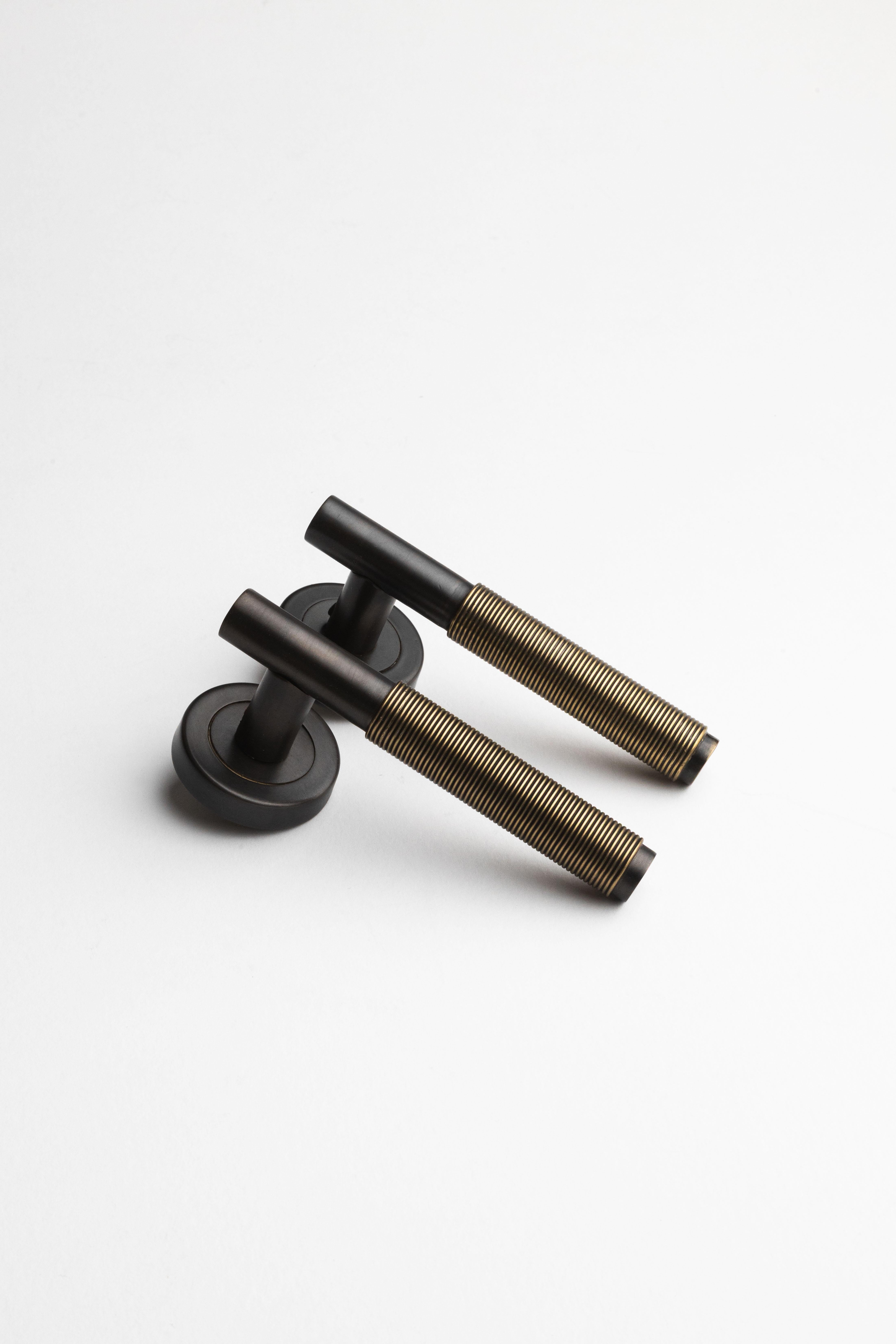 PP/NO/04 Maniglia per porta in ottone con finitura canna di fucile e oro antico in vendita 3
