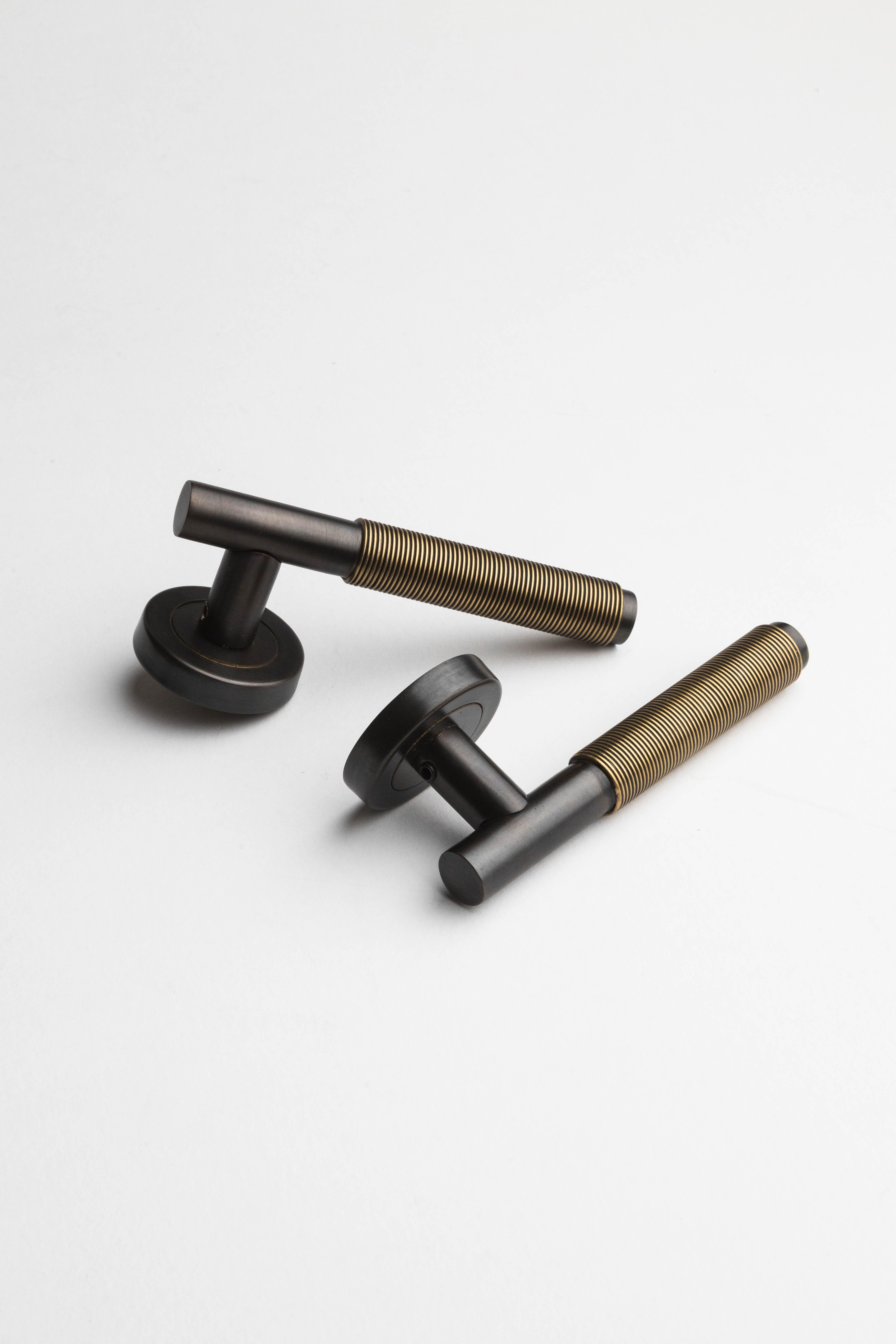 PP/NO/04 Maniglia per porta in ottone con finitura canna di fucile e oro antico in vendita 4