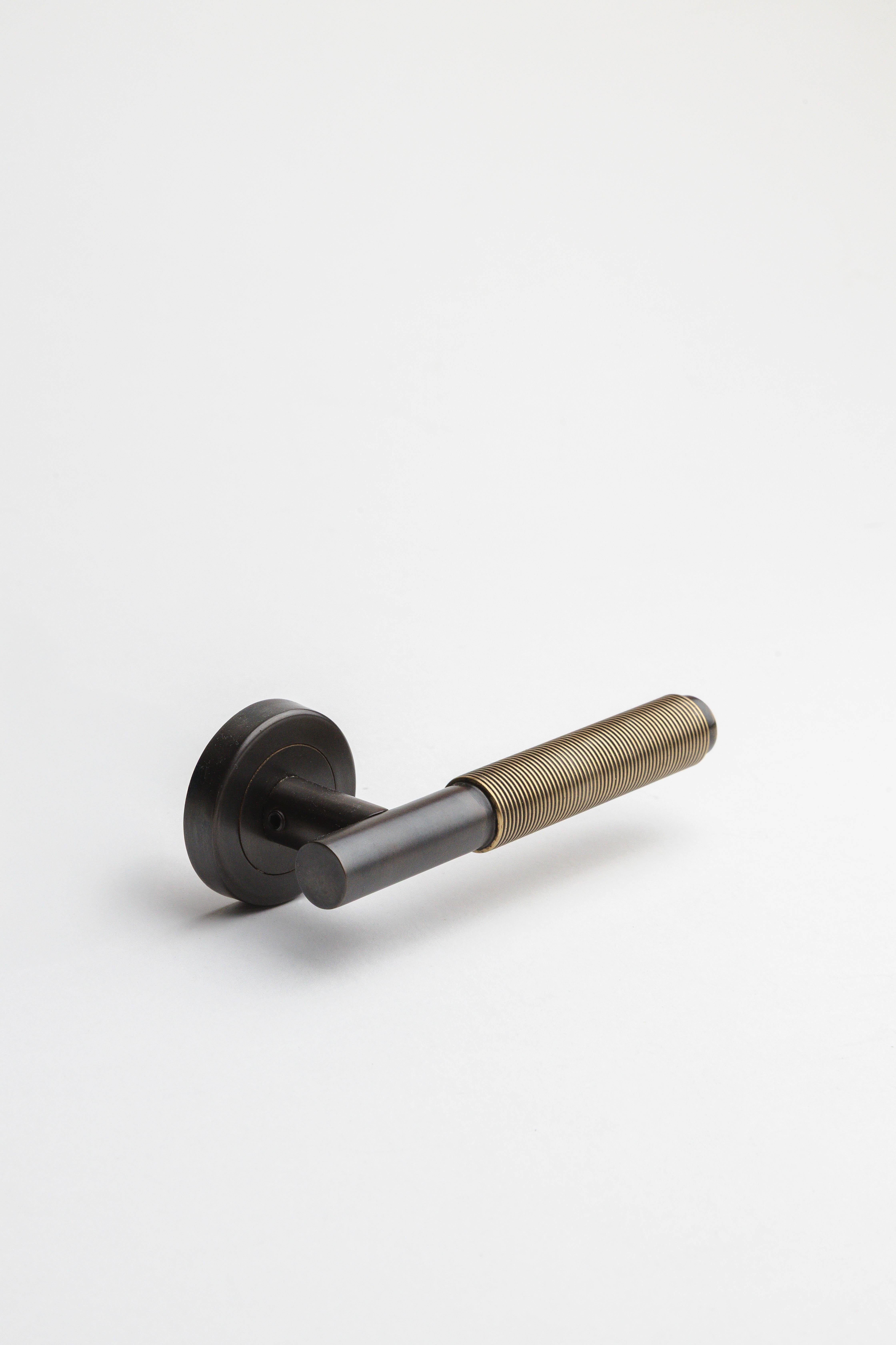 PP/NO/04 Maniglia per porta in ottone con finitura canna di fucile e oro antico in vendita 1