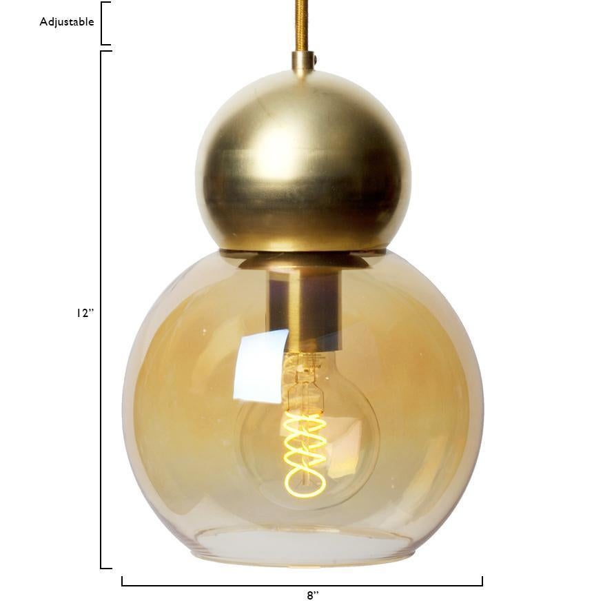 Un luminaire suspendu moderne pour mettre en valeur votre cuisine, votre salle de bains ou tout autre intérieur. Cette suspension lumineuse contemporaine convient également parfaitement à un restaurant, un magasin ou un bureau à vocation