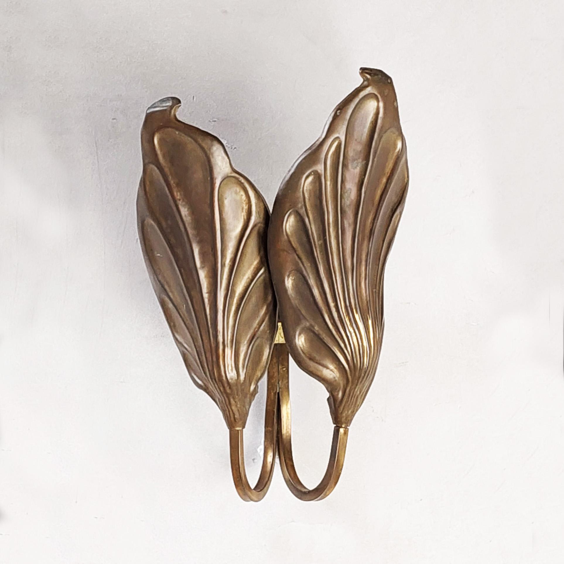 Mid-century brass double leaves wall light, sconces with leaf shaped shades. Designed by Tommaso Barbi and produced by G&G Studio e Disegno, Italy, 1960s.

Measures: H 43 X W 28 X D 13 cm.