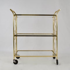 Carro de bebidas de latón con volutas decorativas