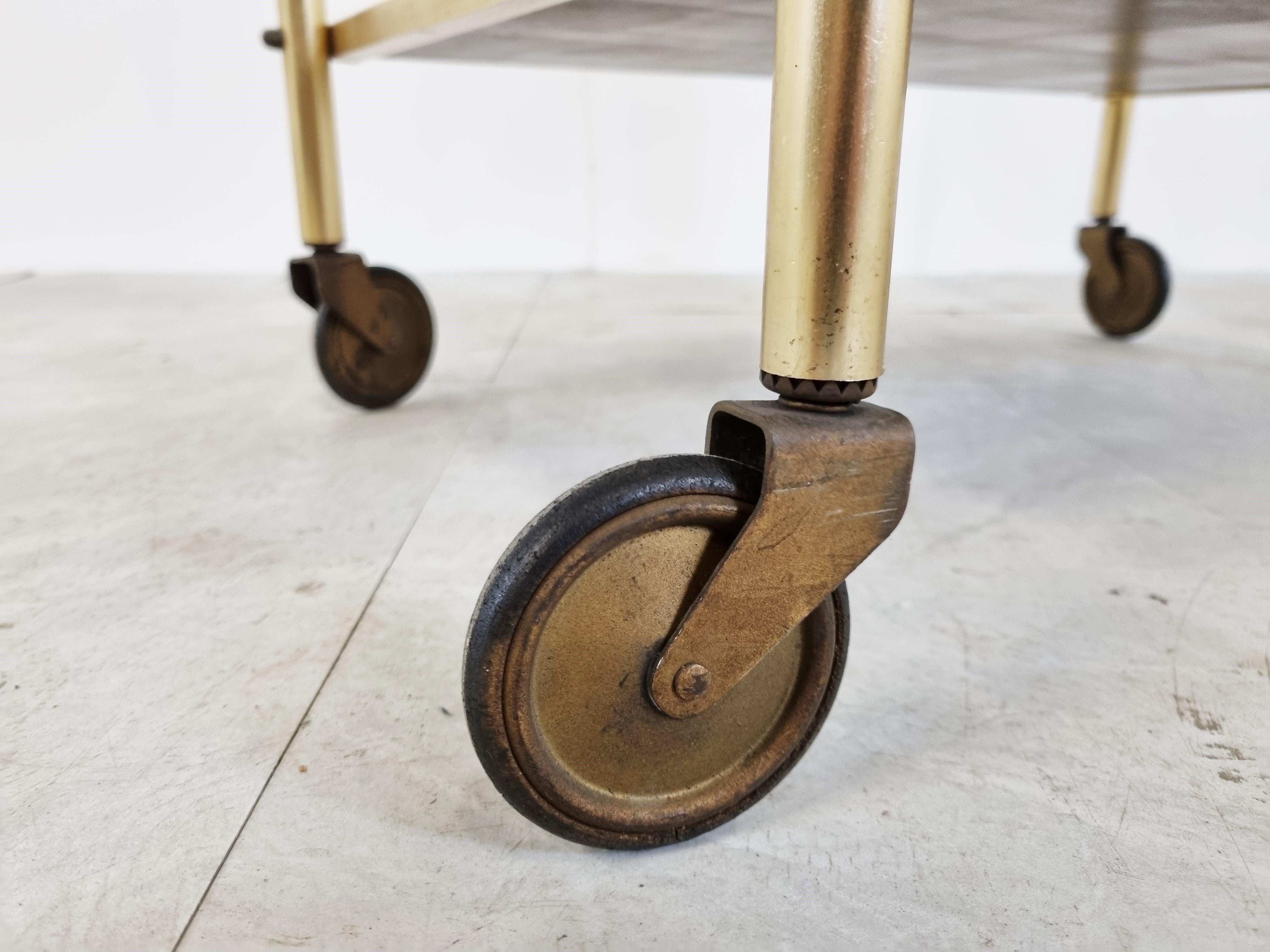 Chariot à boissons en laiton, 1960 en vente 1