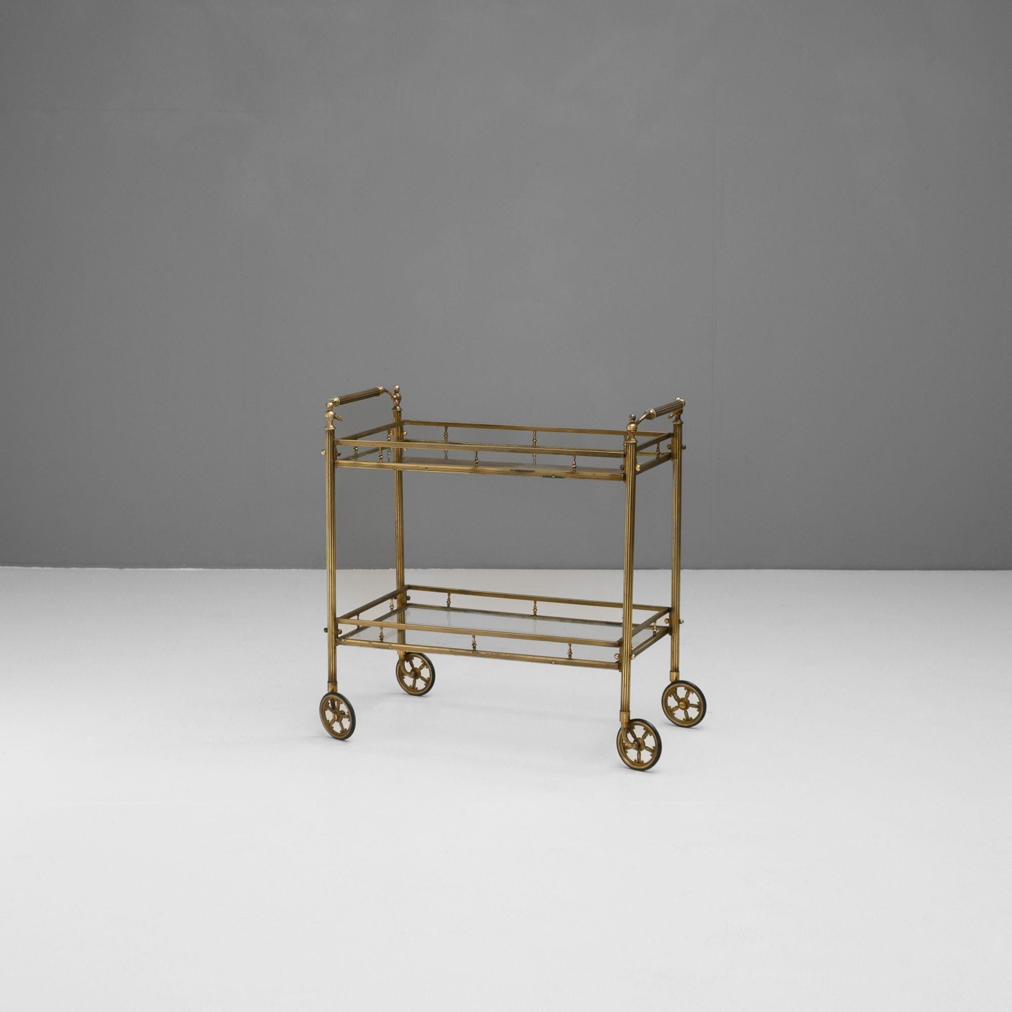Chariot à boissons en laiton à deux étages.
France vers 1930.
H 76cm x L 75cm x P 42cm