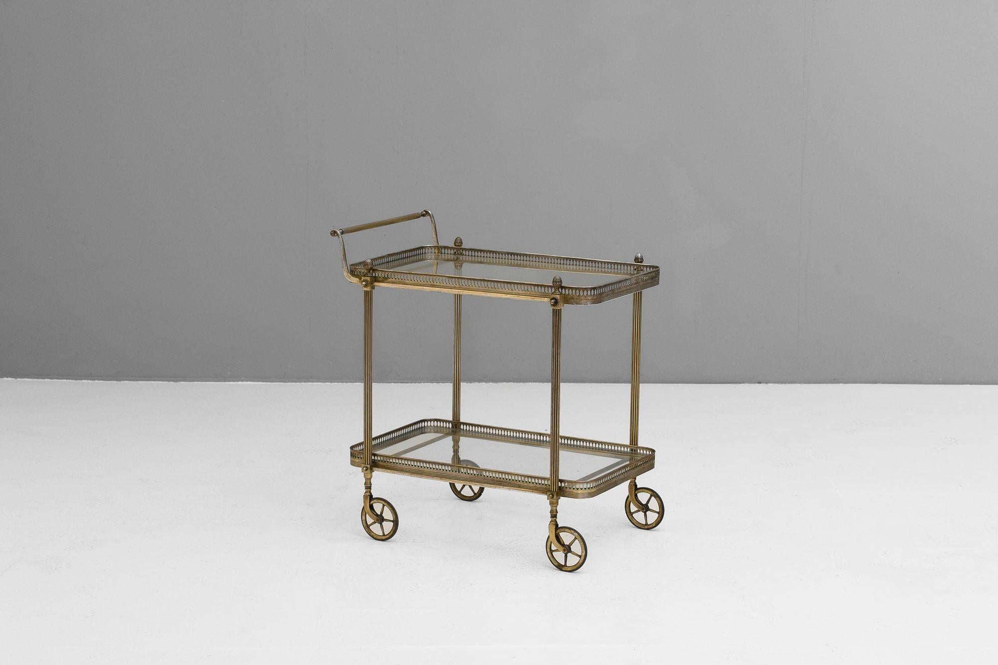 Chariot à boissons à deux niveaux en laiton.
Circa 1920.
H 70cm x L 65cm x P 42cm
Veuillez nous contacter pour obtenir un devis d'expédition précis.