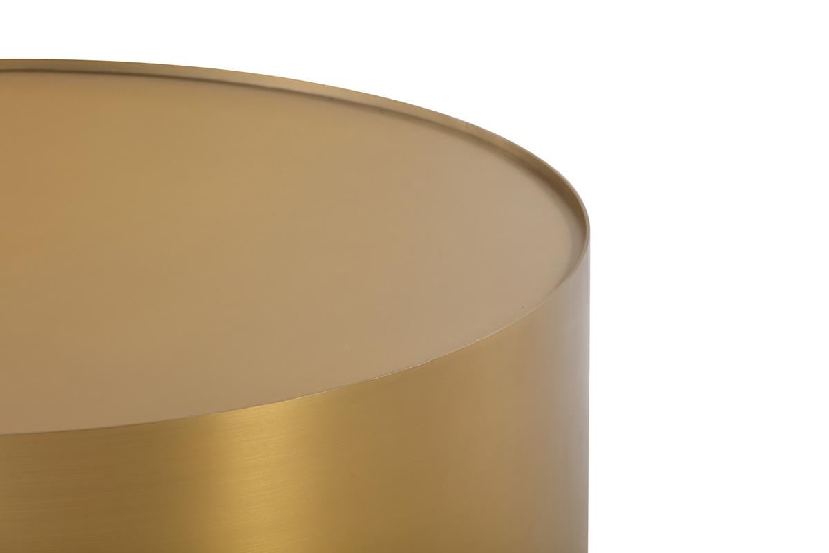 Voici Tropea, une table basse qui redéfinit la sophistication et la simplicité, apportant une touche de perfection géométrique audacieuse à votre intérieur. Fabriqué à la main avec une attention méticuleuse aux détails, ce chef-d'œuvre monolithique