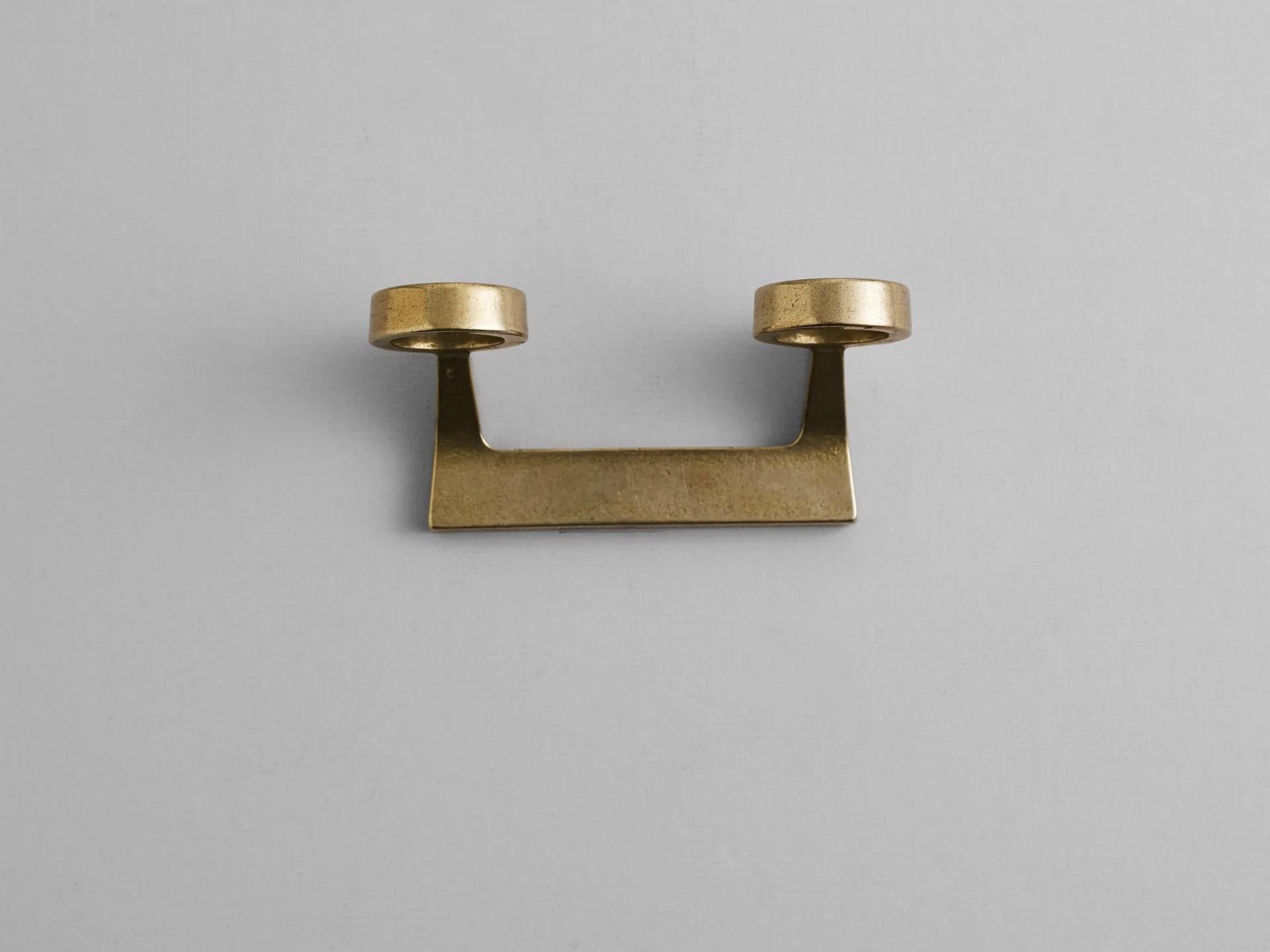 Soporte para botellas dúo de latón de Henry Wilson
Dimensiones: An 15 x Pr 7 x Al 6 cm
Materiales: Latón.

Disponible en versiones Solo, Dúo o Trío.

Disponible en tres configuraciones, el Soporte para Botellas está diseñado para alojar uno, dos o