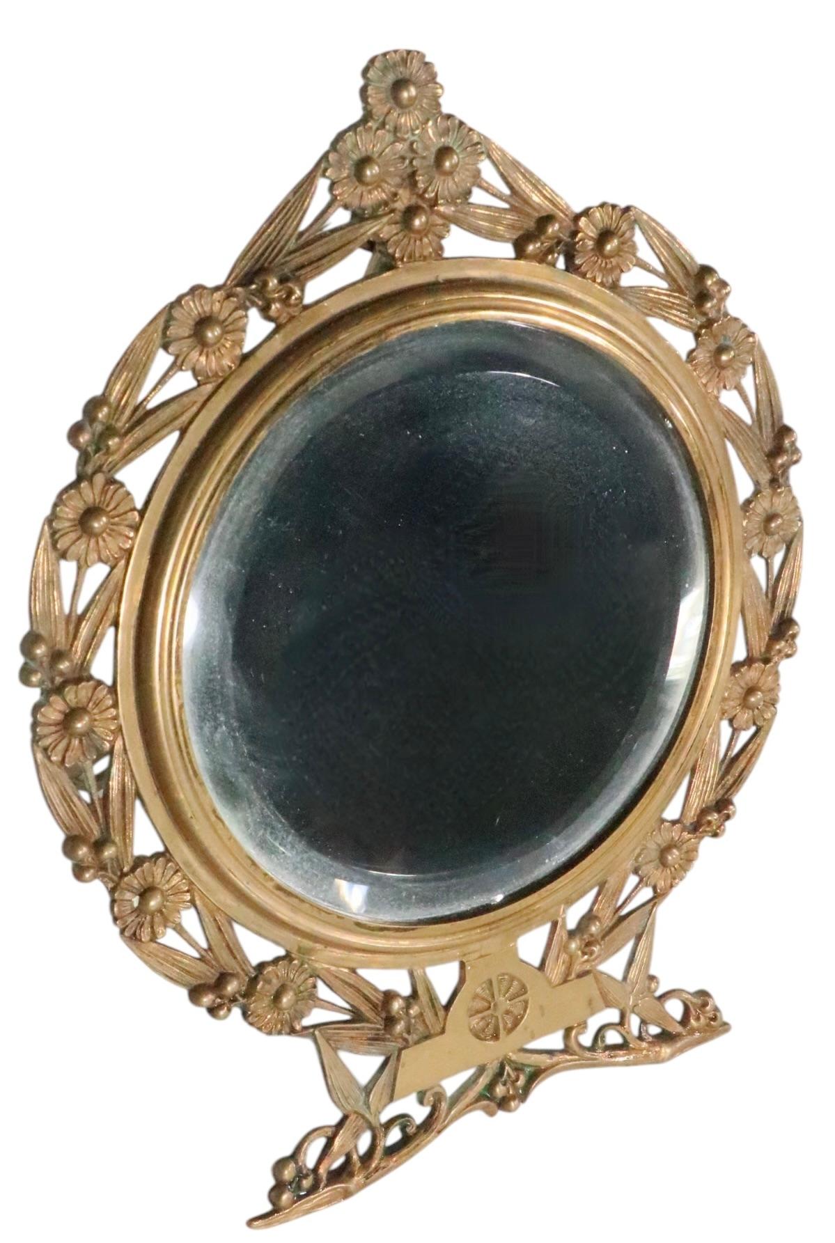 Charmant miroir de chevalet en laiton moulé, avec un miroir en verre biseauté.  panneau central. Cette pièce, réalisée à la fin du XIXe siècle, est un exemple du mouvement esthétique. Rappelant Christopher Dresser, le cadre est marqué 