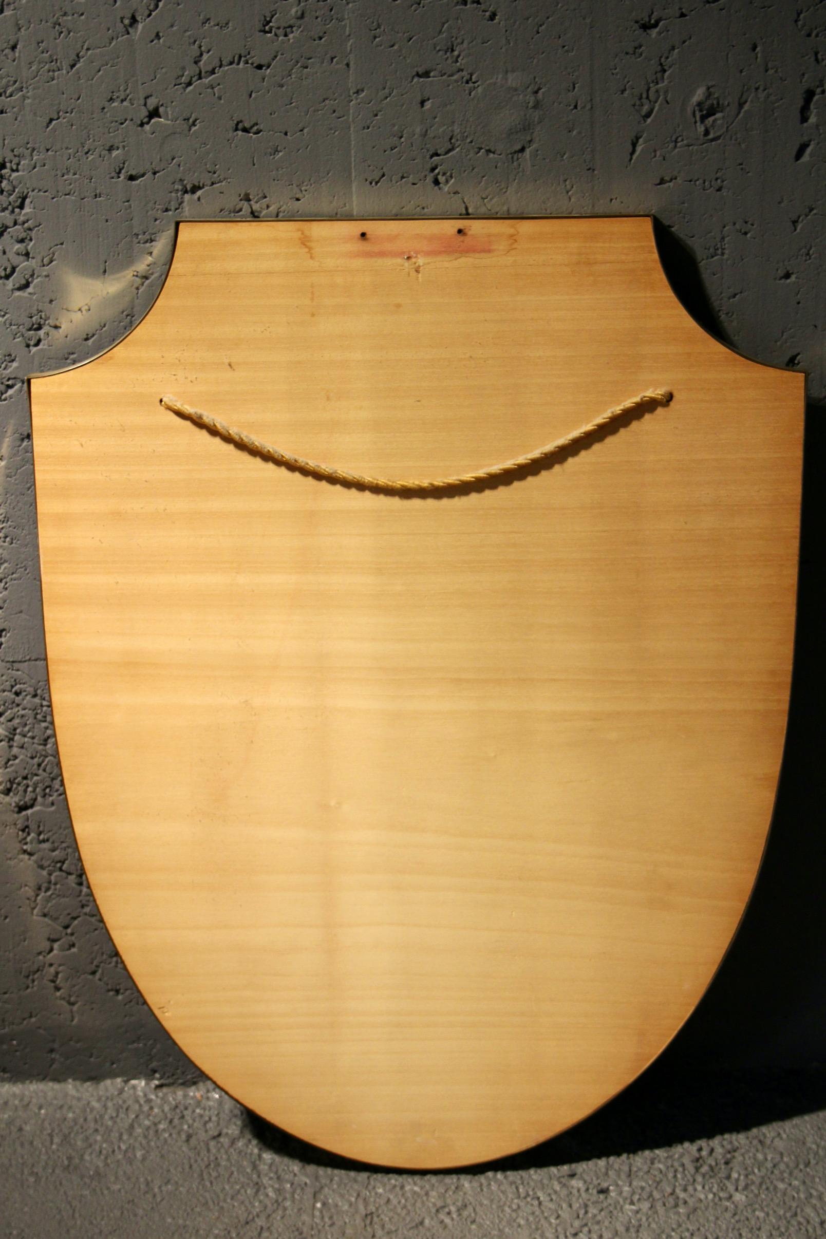 Espejo de pared écusson de latón mediados del siglo XX en venta