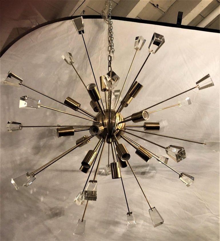 Brass Eighteen-Light Sputnik Chandelier in the Mid-Century Modern Style In Good Condition In Manhasset, NY