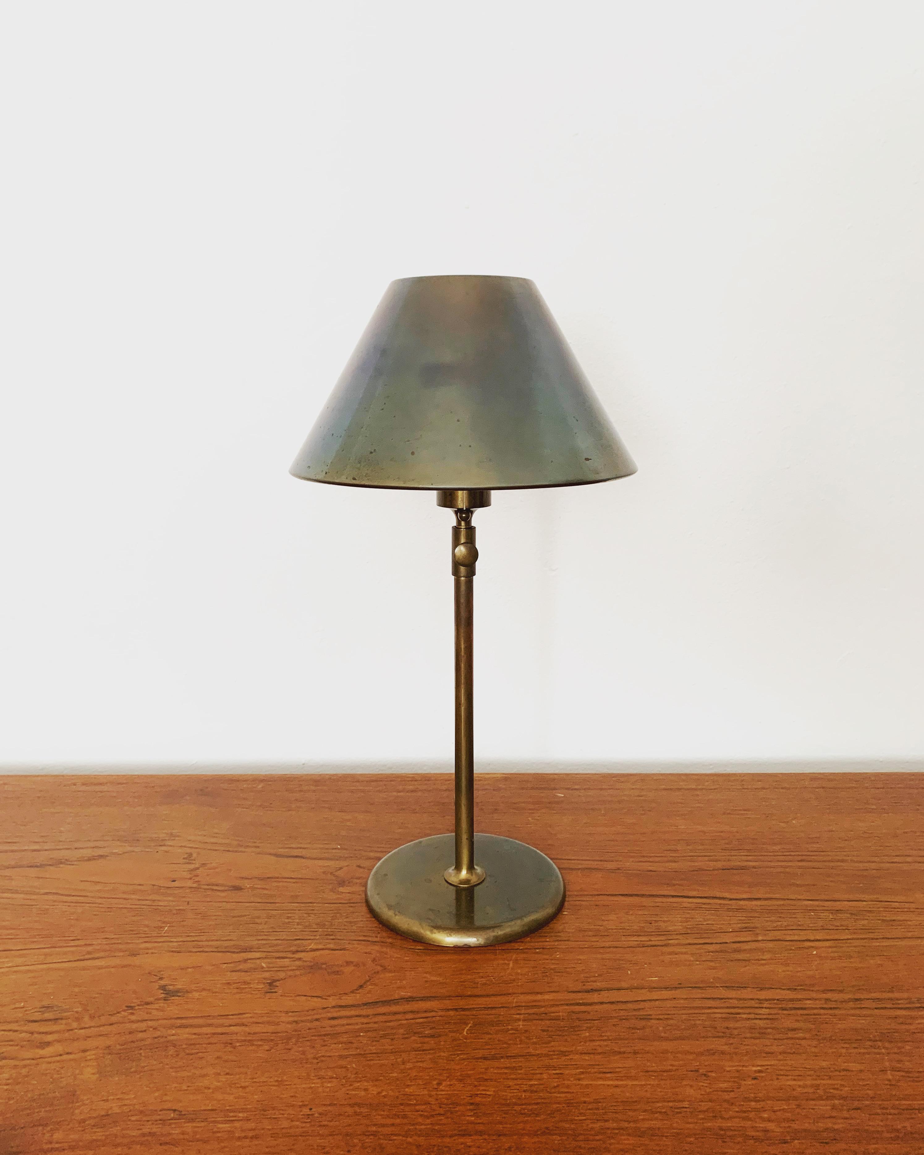 Très belle et extrêmement rare lampe de table en laiton à hauteur réglable des années 1970.
Le design et les très beaux détails créent une lumière très noble et agréable.
La lampe crée une atmosphère très confortable et est de très haute