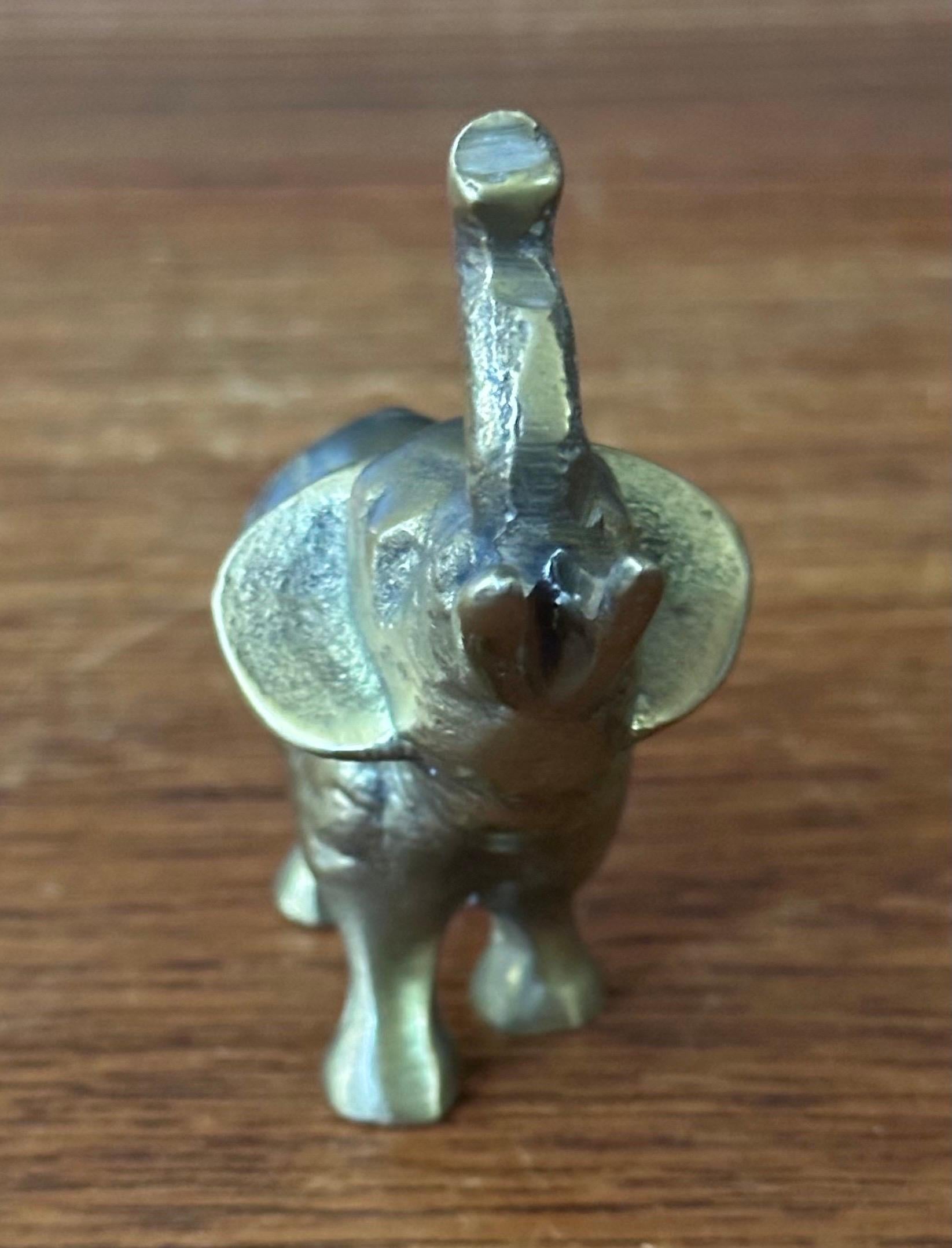Presse-papier éléphant en laiton, vers les années 1970.   La pièce est en très bon état avec une belle patine et mesure 1.5 