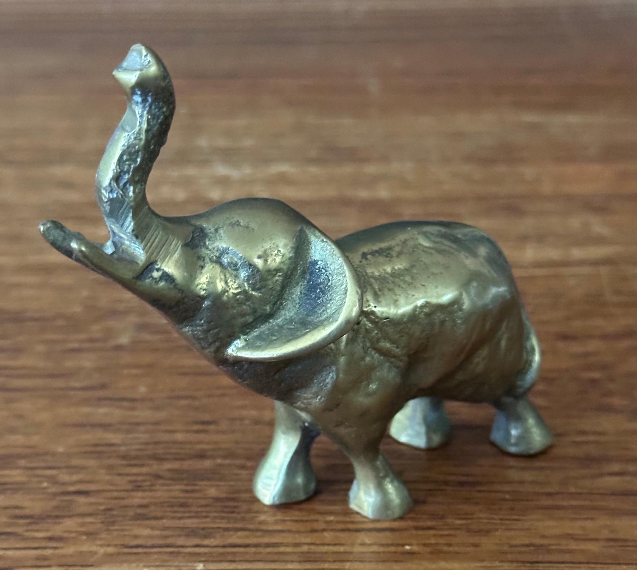 Hollywood Regency Presse-papier éléphant en laiton en vente