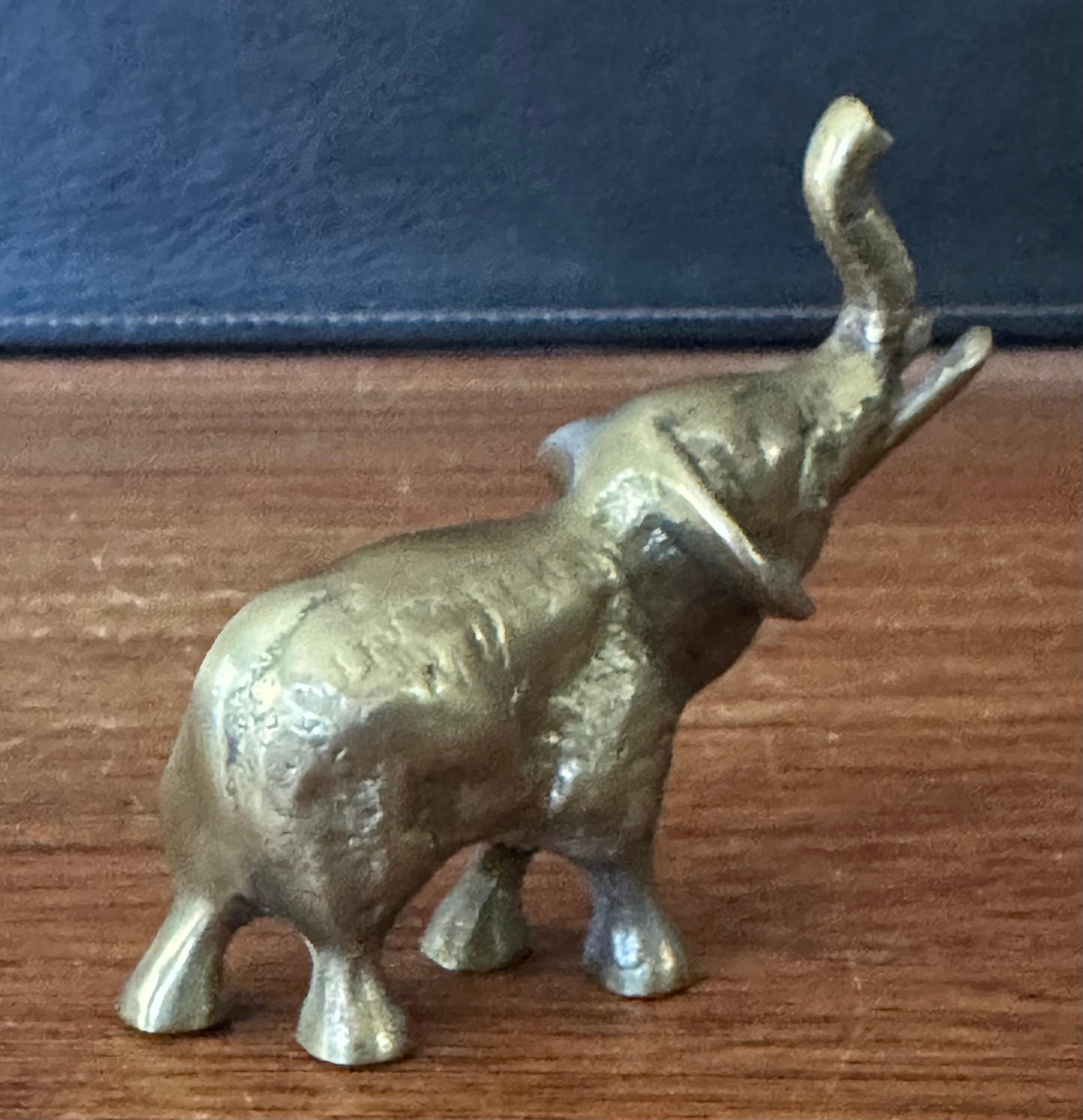 Presse-papier éléphant en laiton Bon état - En vente à San Diego, CA