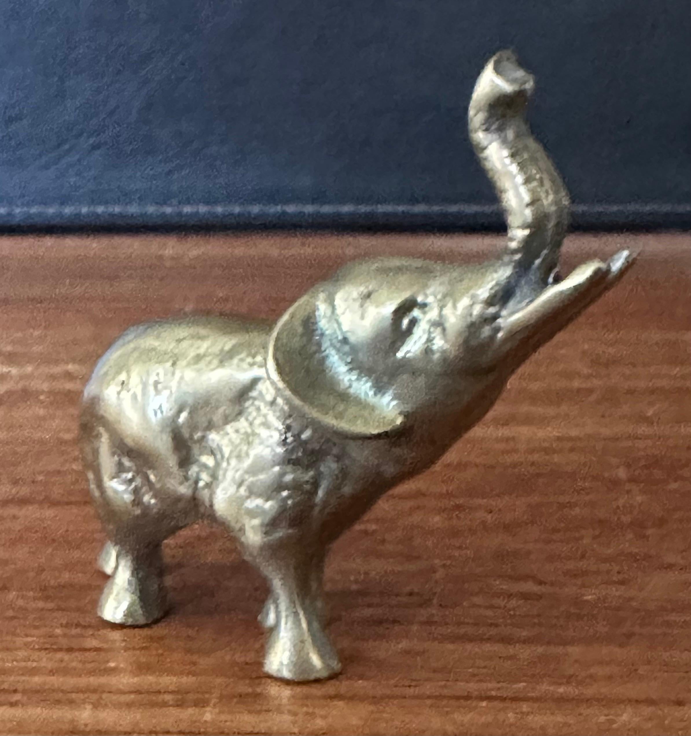 20ième siècle Presse-papier éléphant en laiton en vente