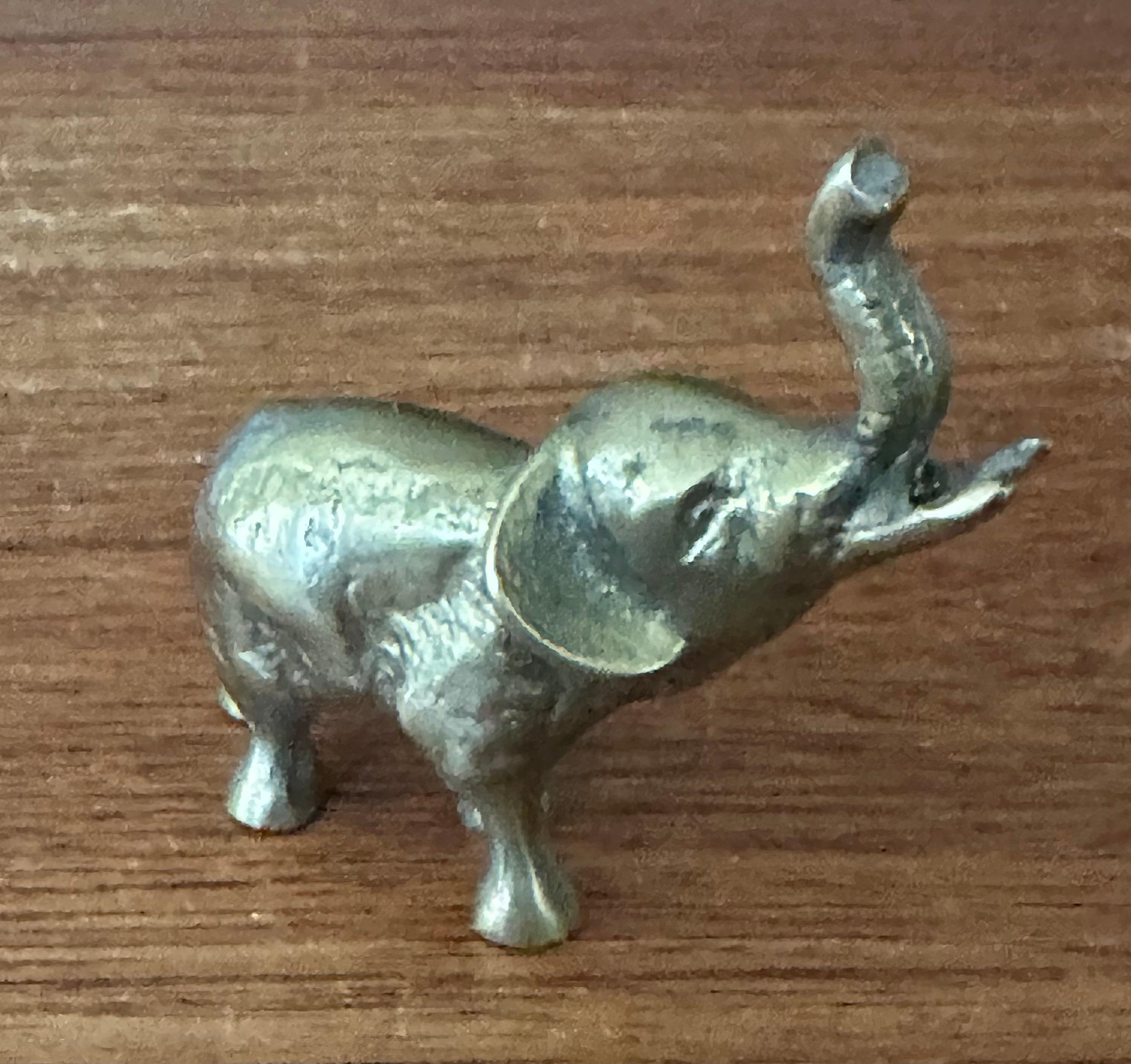 Presse-papier éléphant en laiton en vente 1