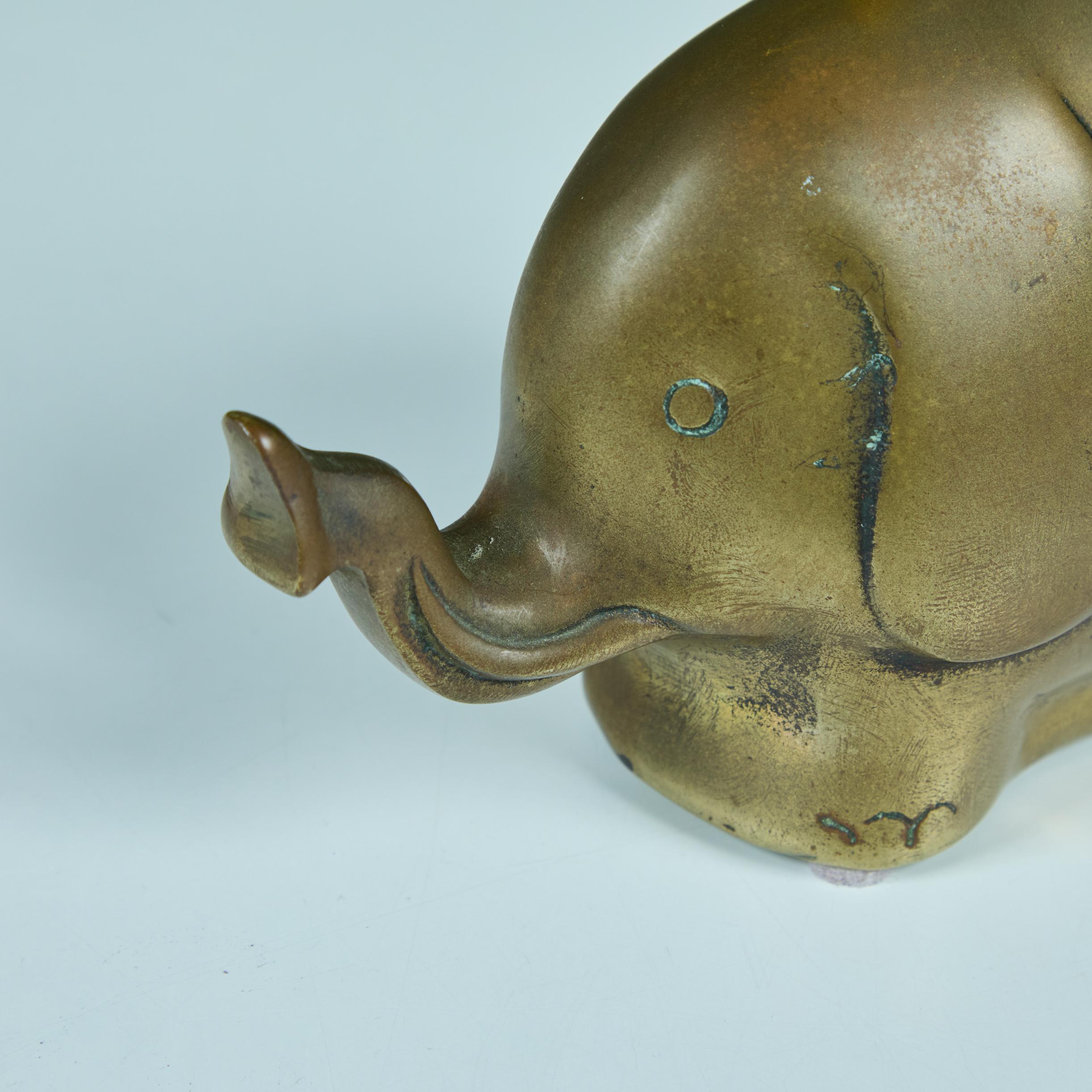 Mid-Century Modern Tirelire éléphant en laiton en vente