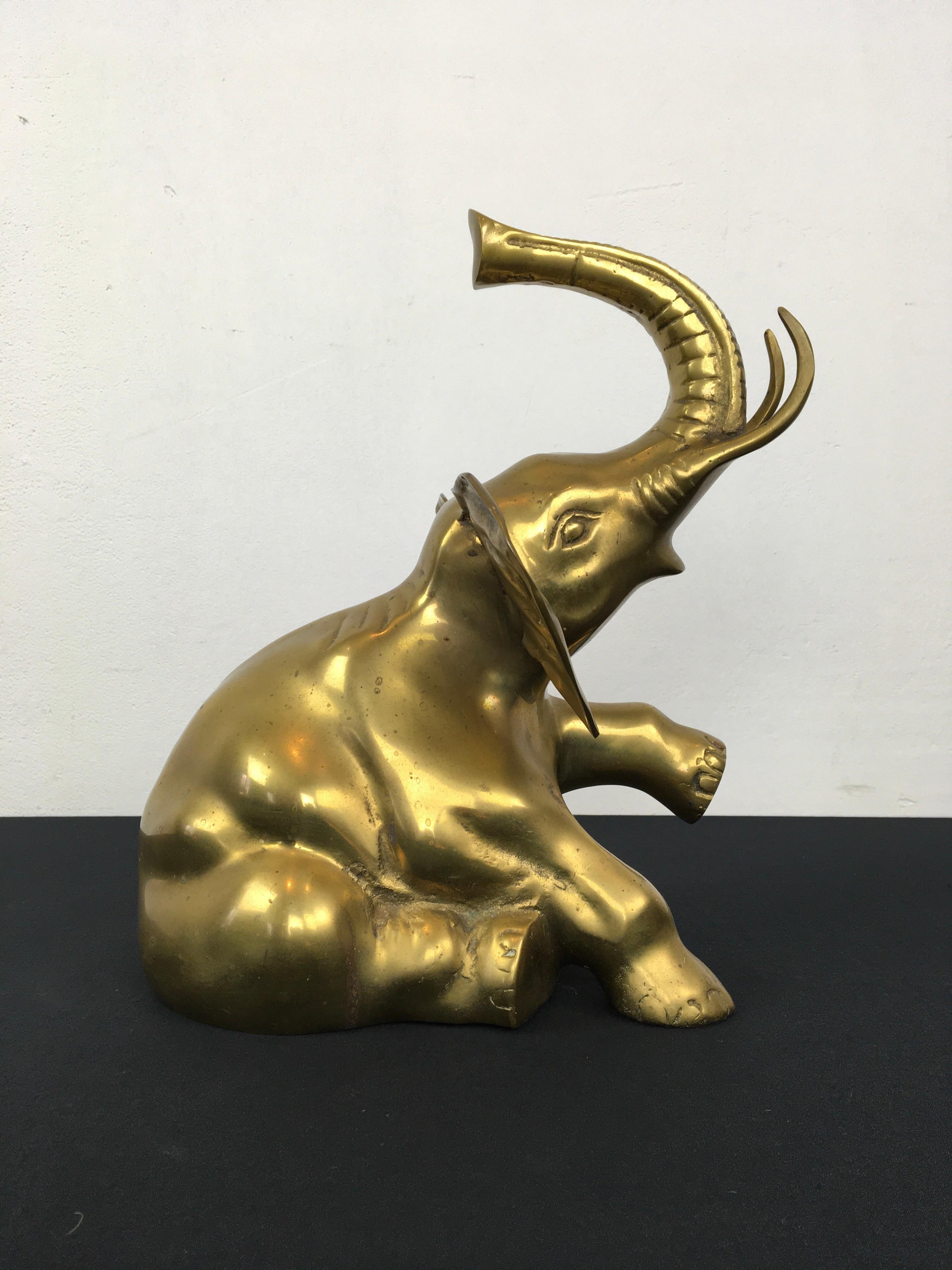 Européen Sculpture d'éléphant assis en laiton, années 1960 en vente