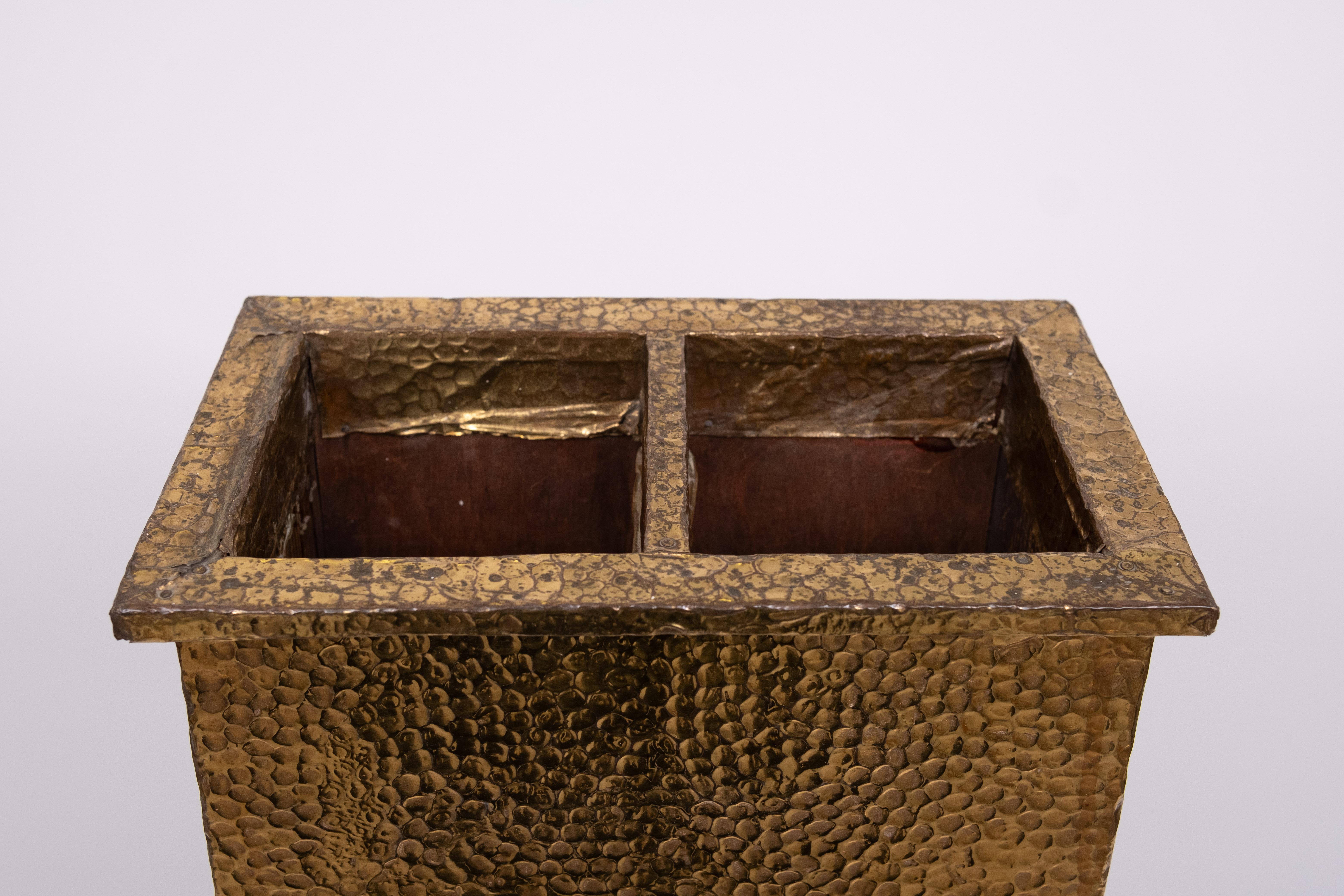 Metà XX secolo Portaombrelli in ottone sbalzato 1930 Olanda in vendita