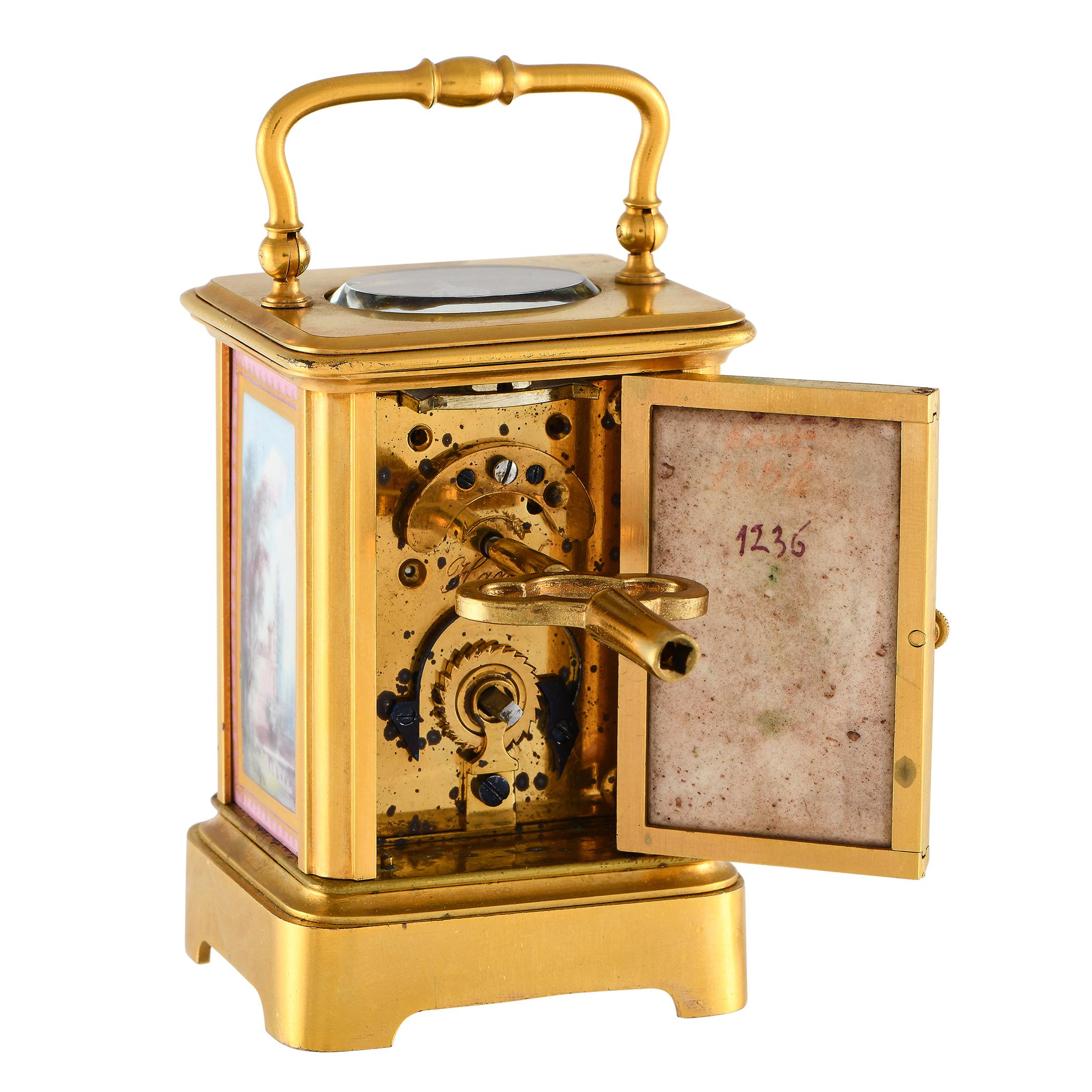Horloge de table en laiton et émail Miniature à calèche française en vente 1