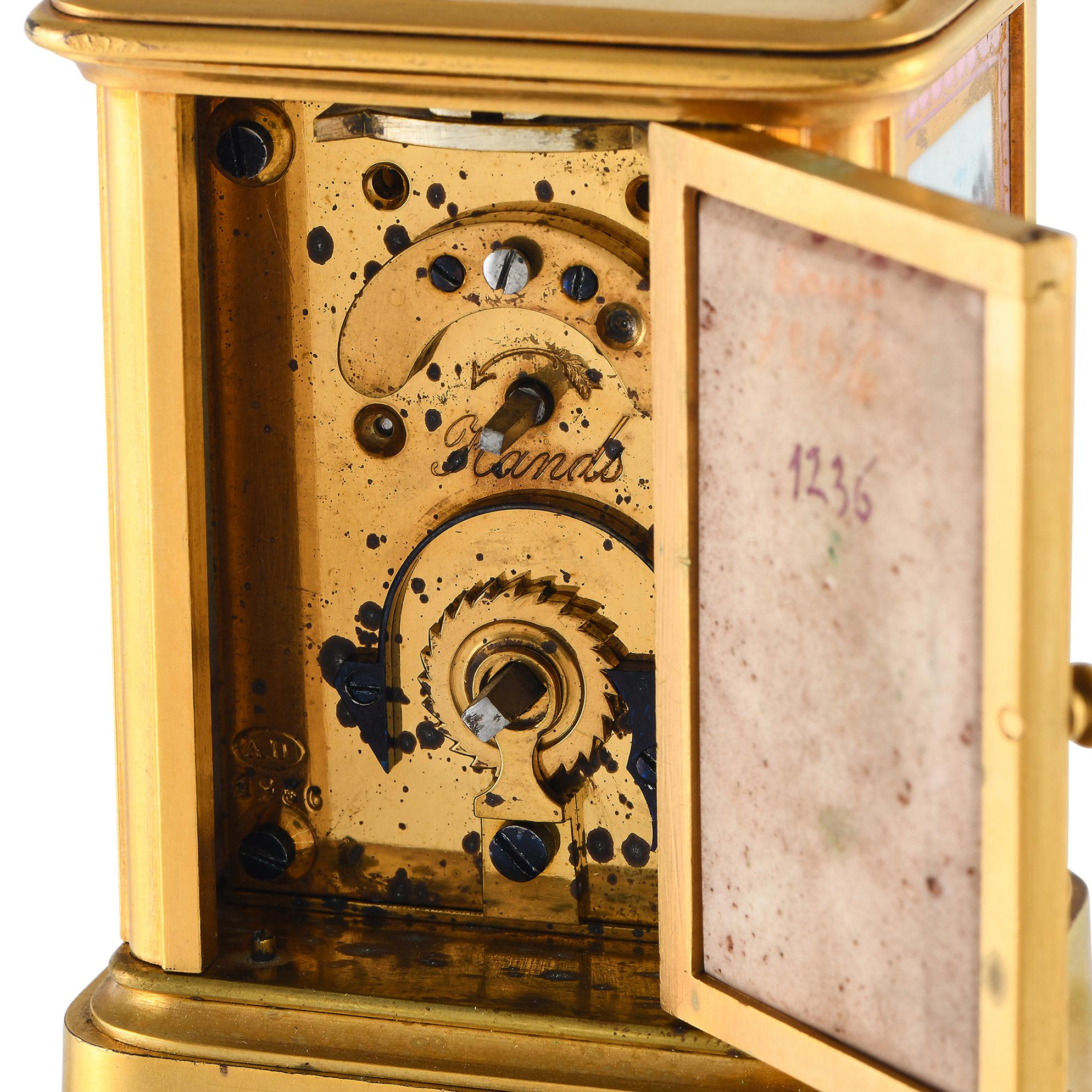Horloge de table en laiton et émail Miniature à calèche française en vente 2
