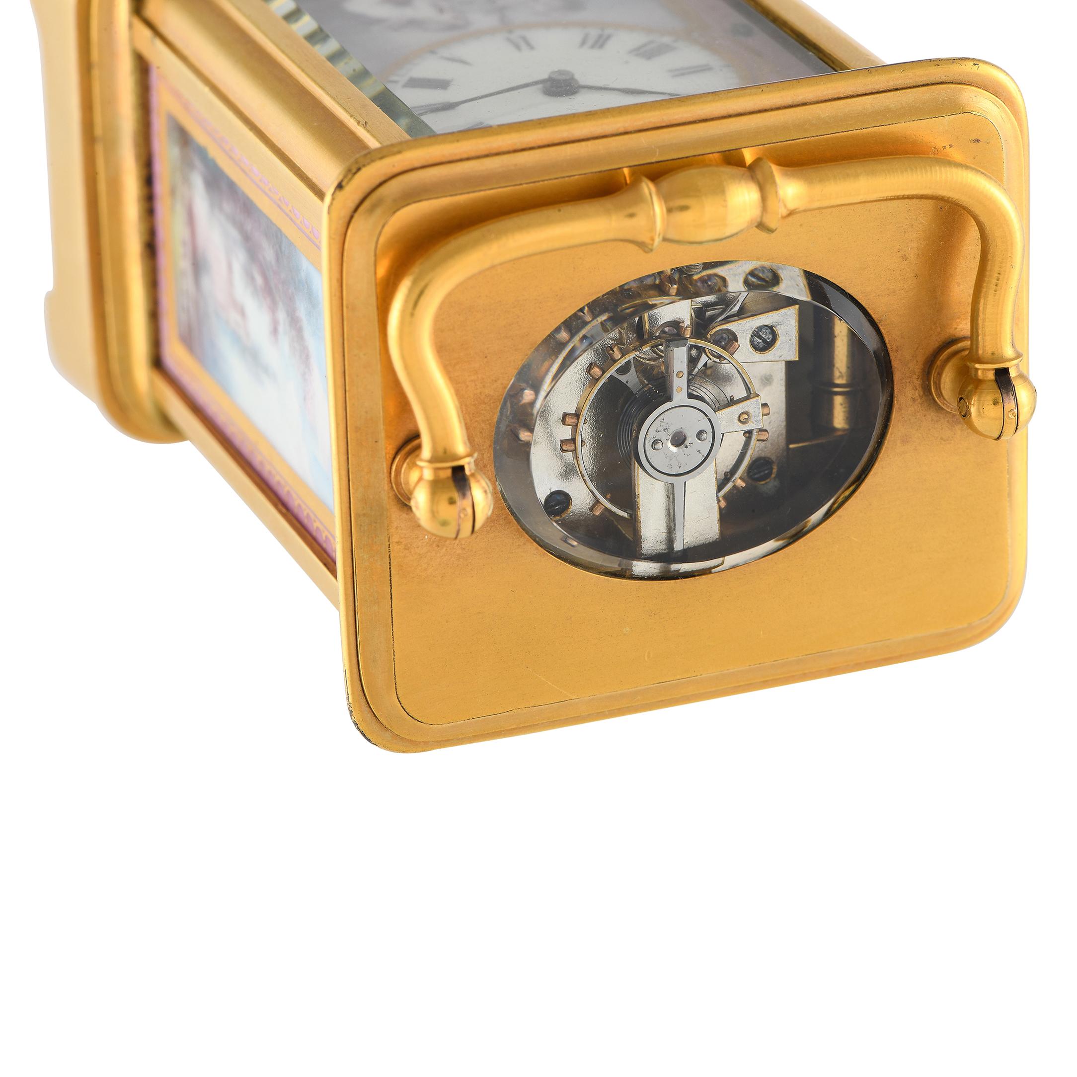 Horloge de table en laiton et émail Miniature à calèche française en vente 3