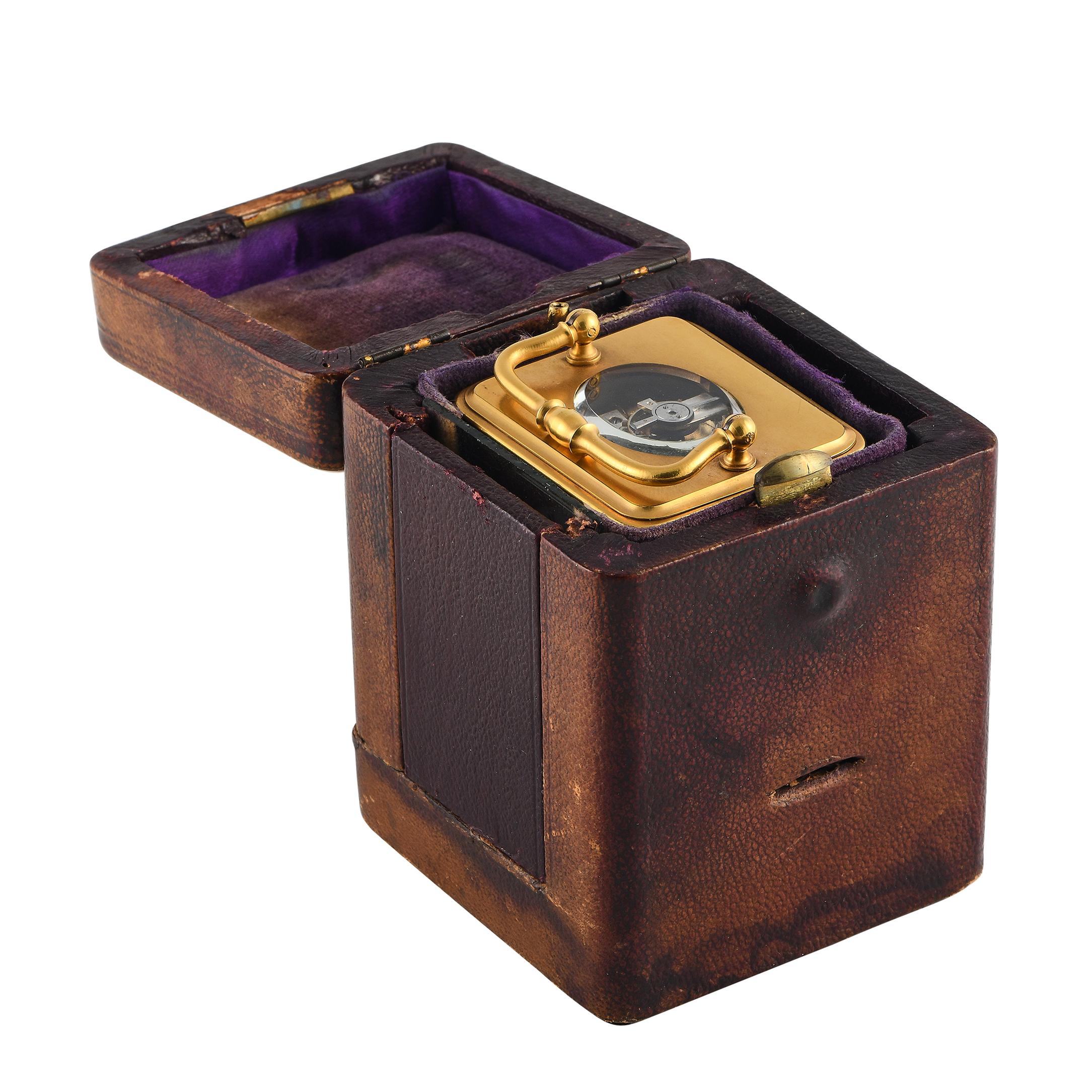 Horloge de table en laiton et émail Miniature à calèche française en vente 4