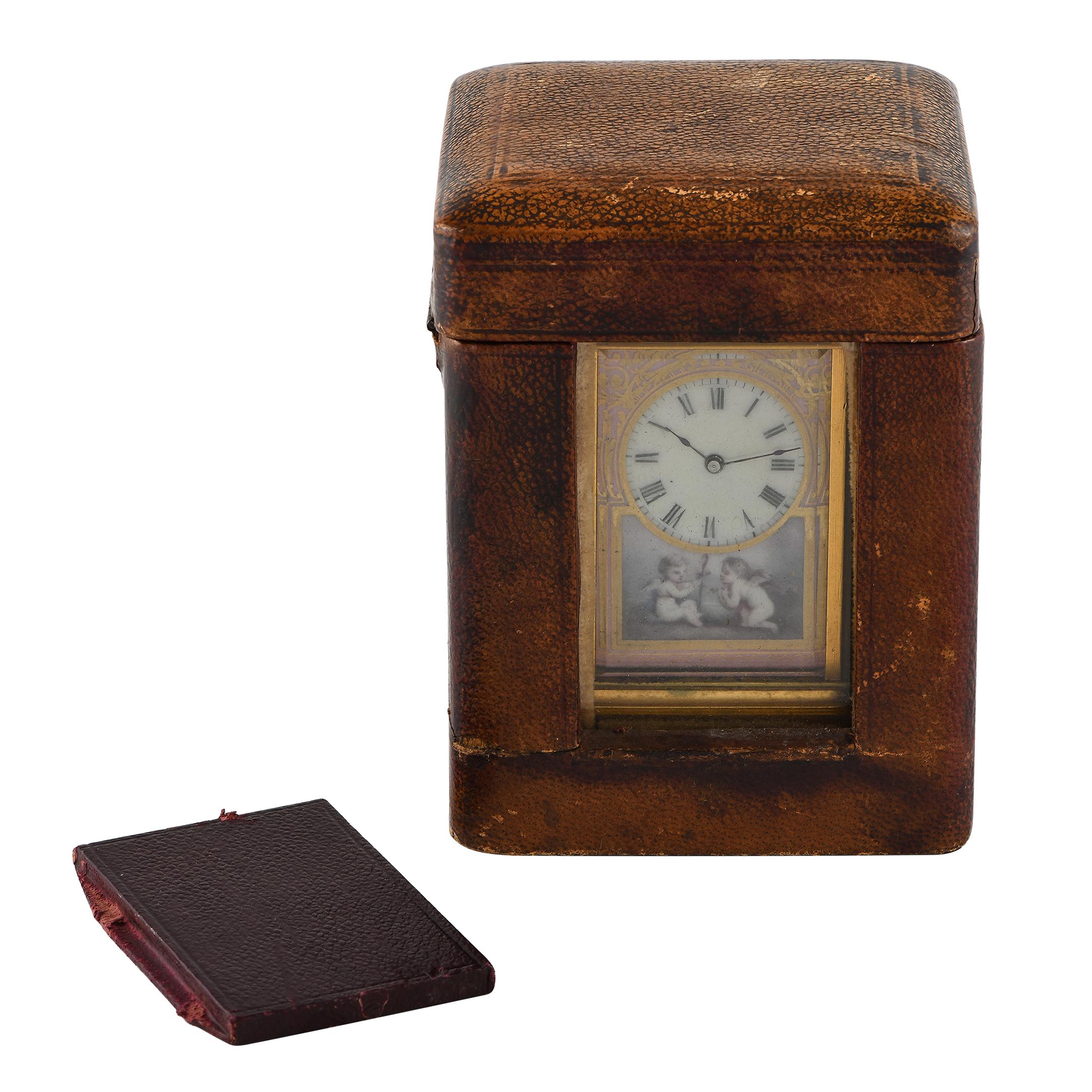 Horloge de table en laiton et émail Miniature à calèche française en vente 5