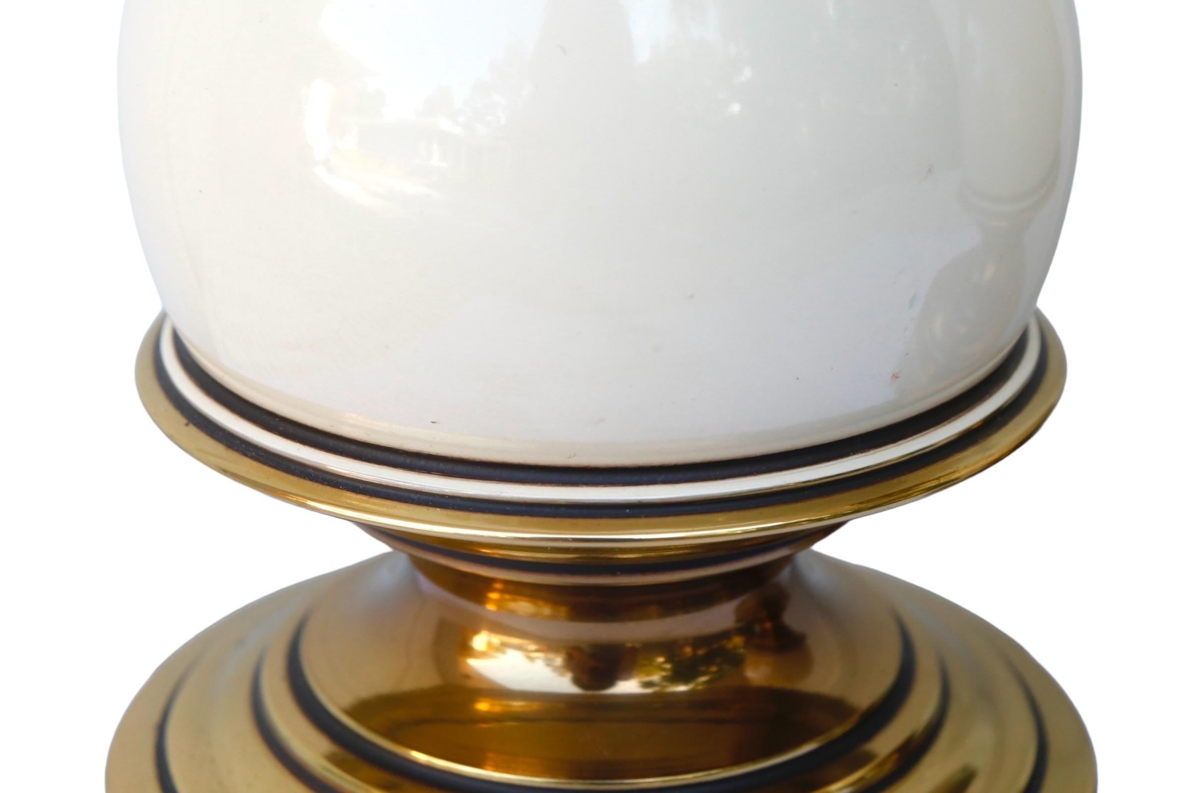 Regency Paire de lampes de table en laiton et émail de Stiffel en vente