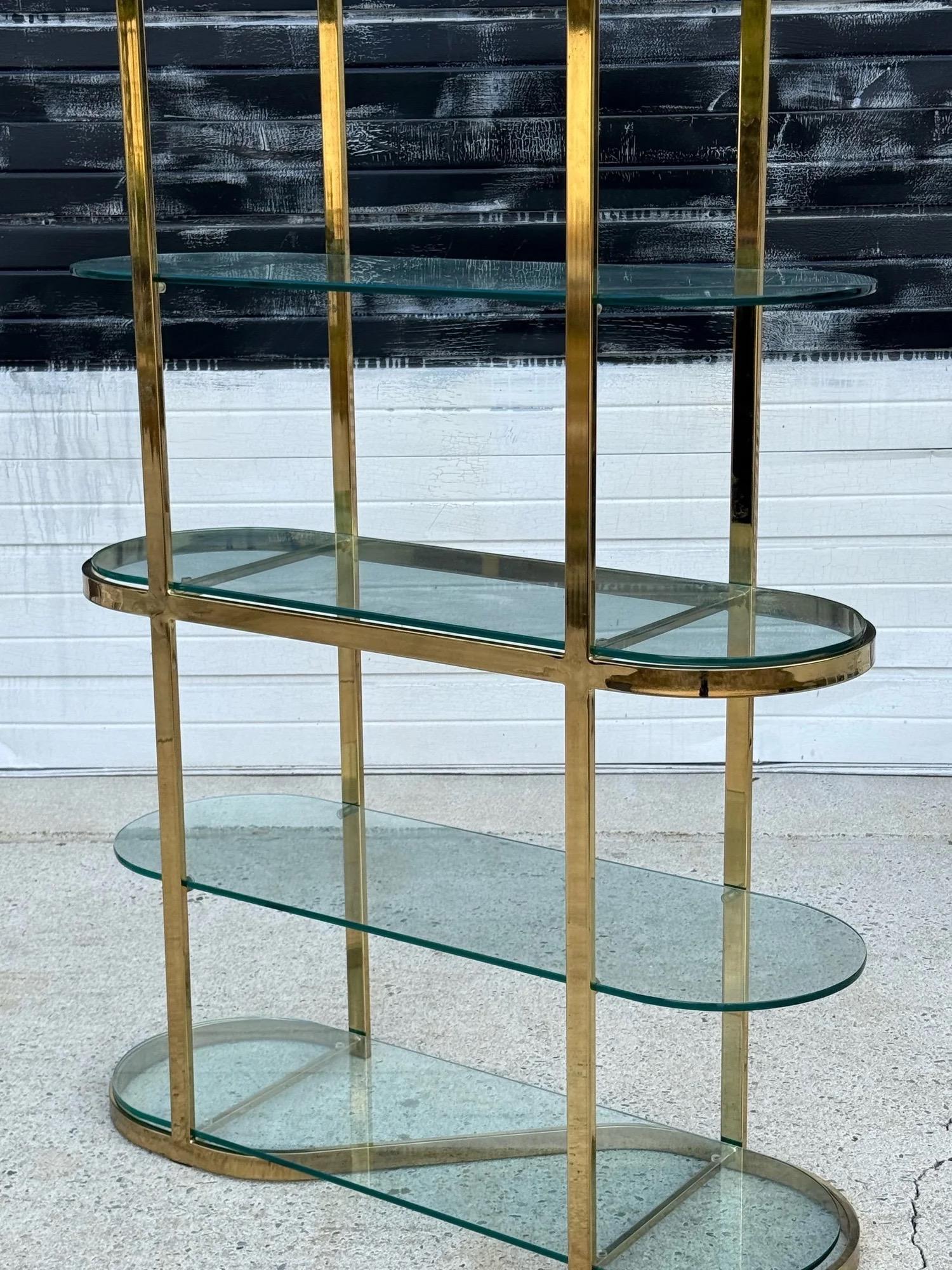 Américain Etagère en laiton dans le style de Milo Baughman en vente