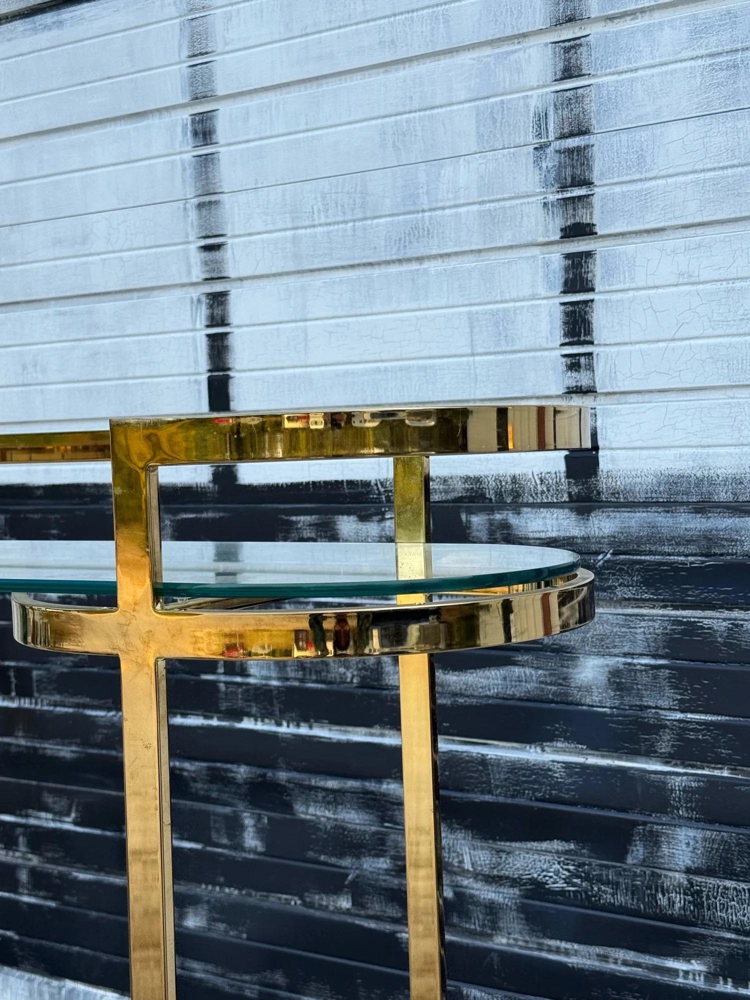 Etagère en laiton dans le style de Milo Baughman Bon état - En vente à Raleigh, NC