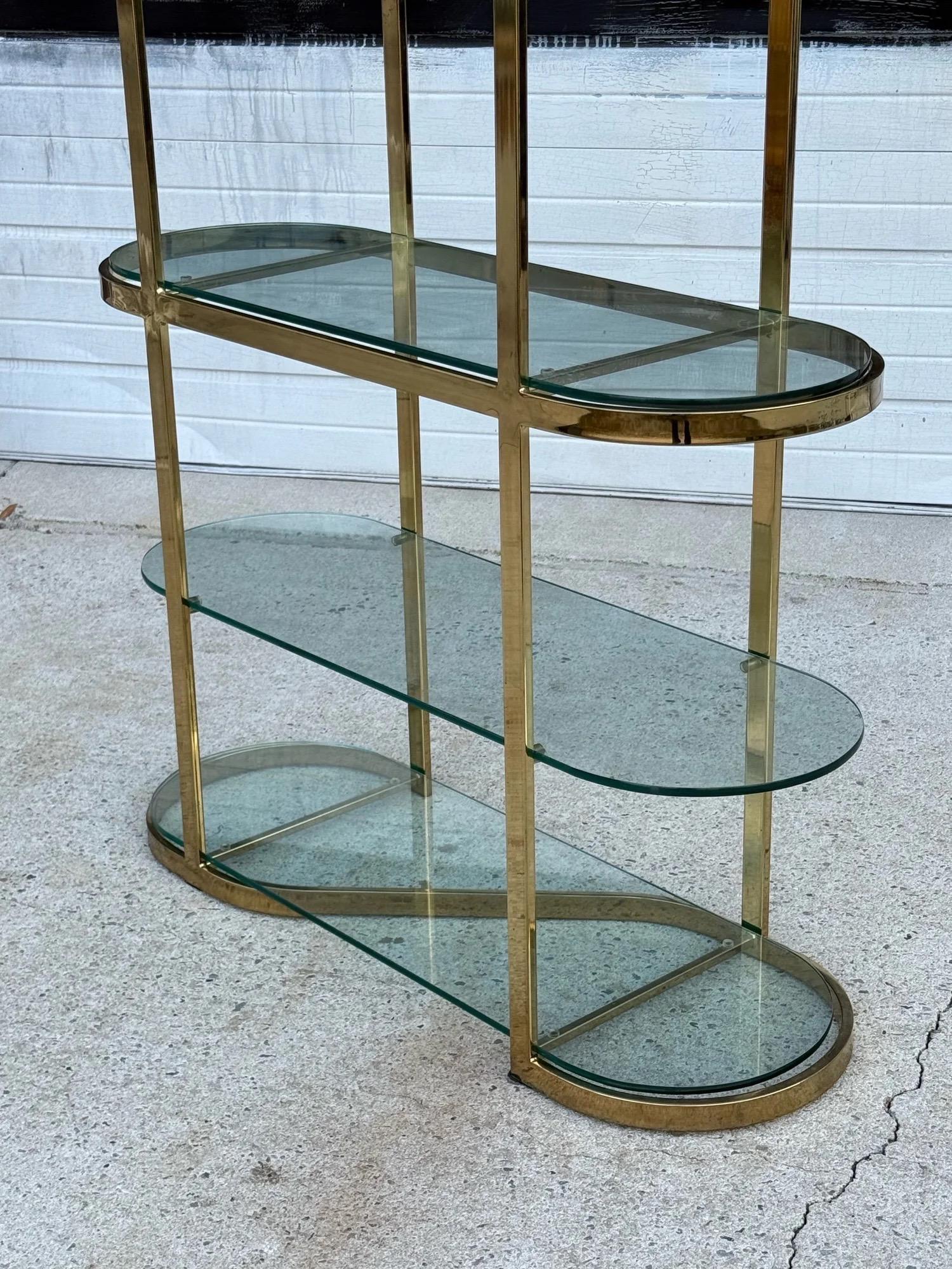 Fin du 20e siècle Etagère en laiton dans le style de Milo Baughman en vente