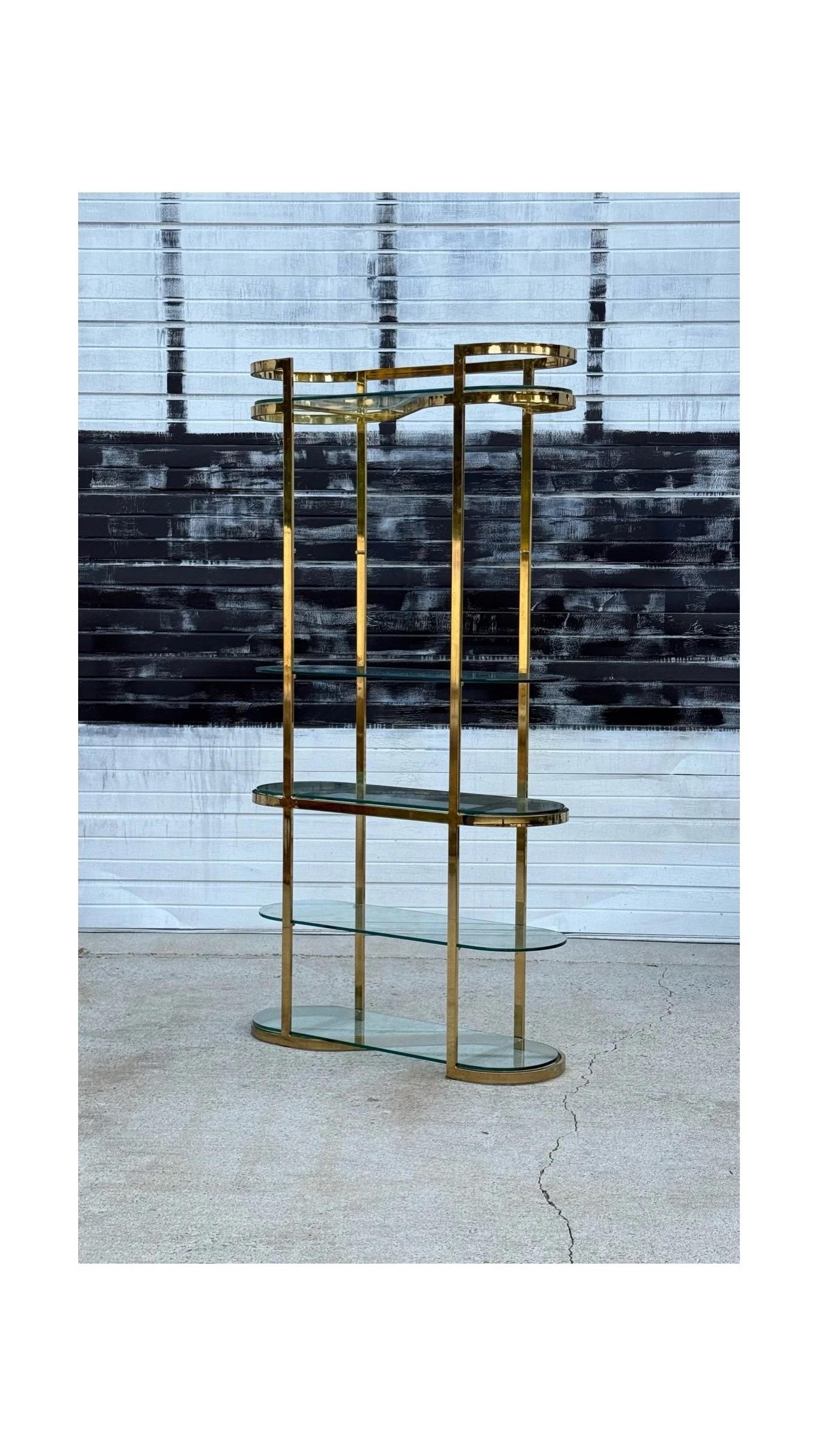 Laiton Etagère en laiton dans le style de Milo Baughman en vente