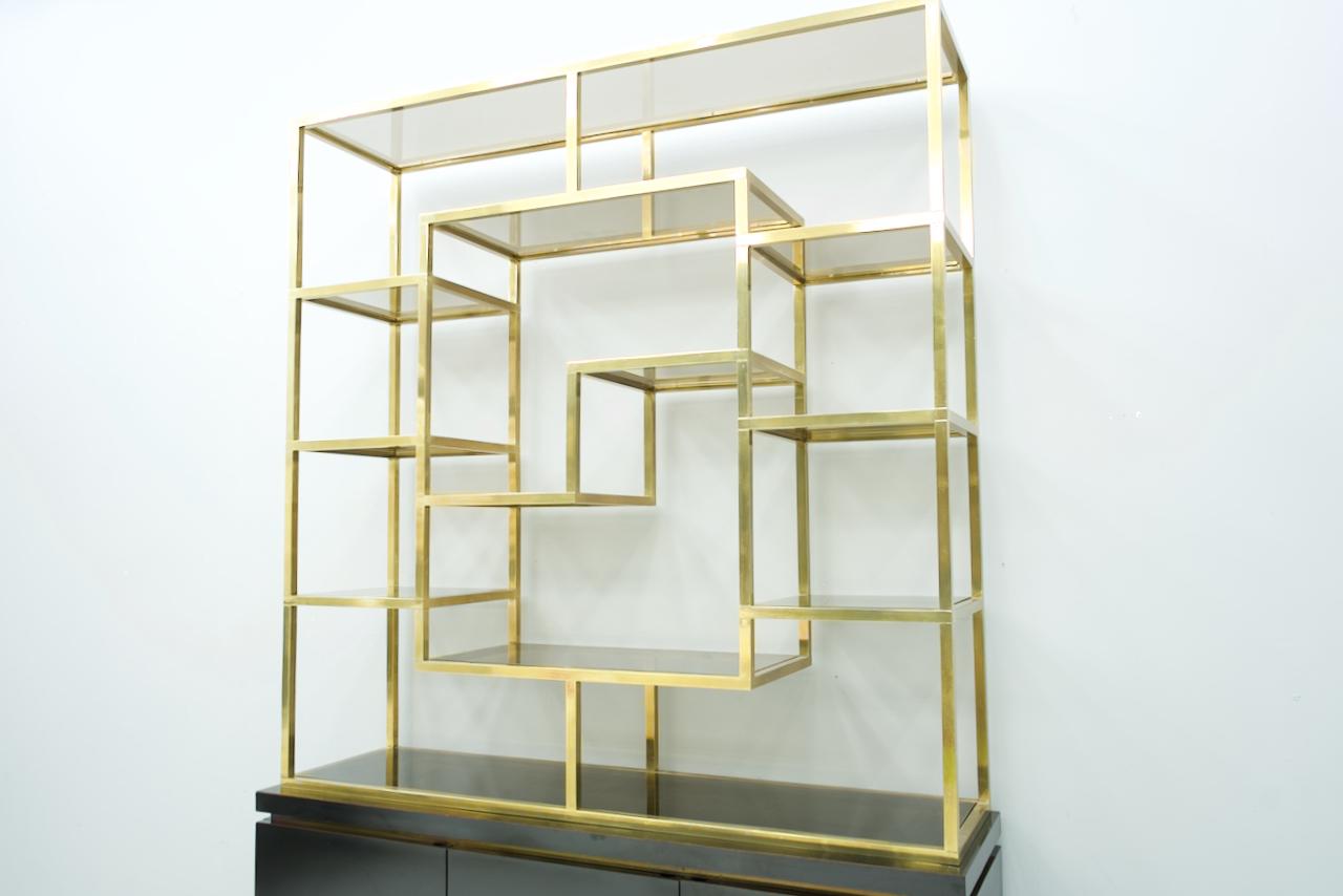 Great shelf or room divider by Kim Moltzer, France, 1970s.
Brass shelf with many smoked glass floors, sideboard, black laced with 3 doors.

Very good condition.

 