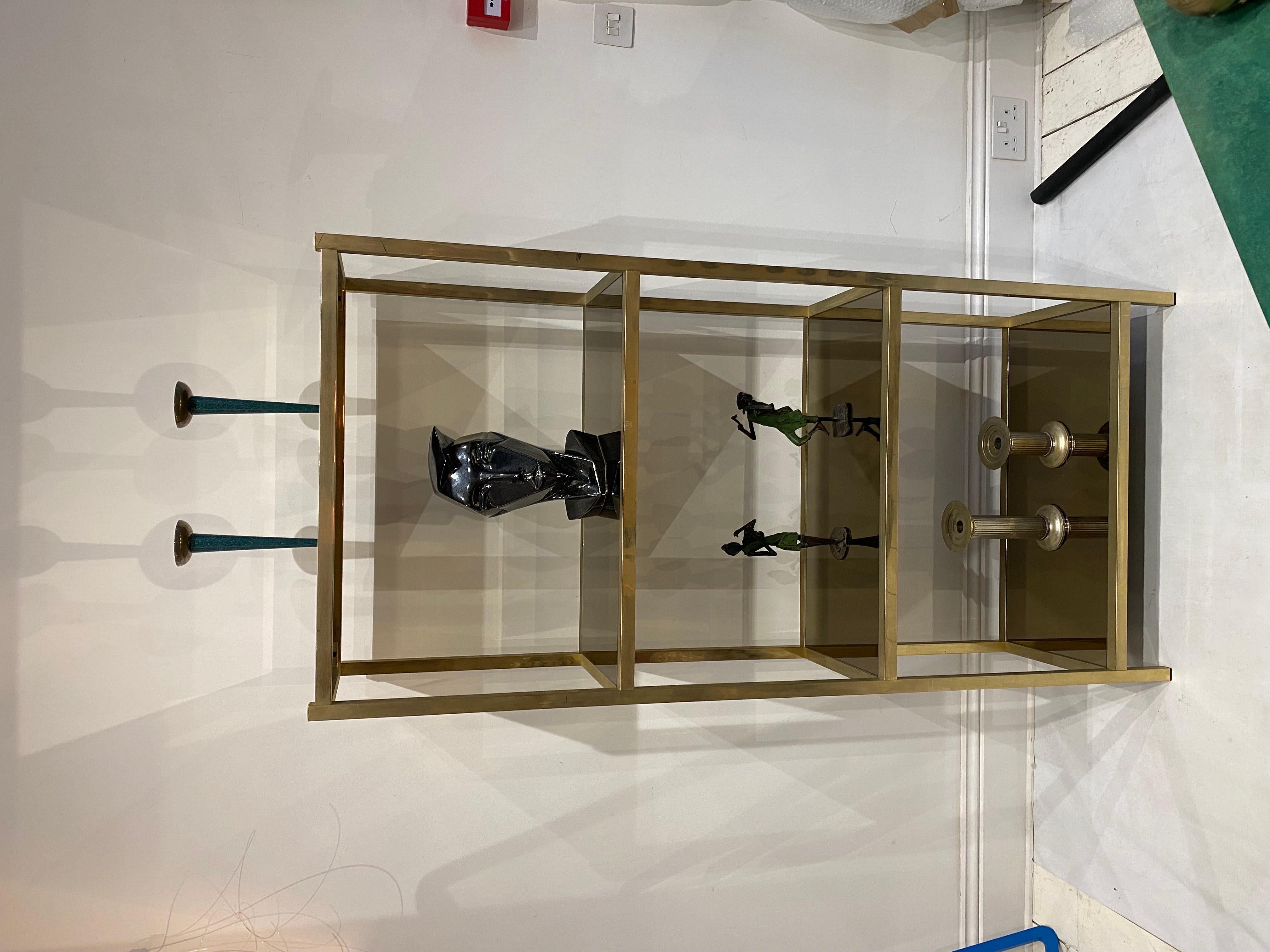 This tall étagère, in brass plated square tubular frame with four smoked mirrored shelves is a great practical piece for every room or commercial space.
Straight and strict lines frame each shelf making it easy to place it in any room and decorate