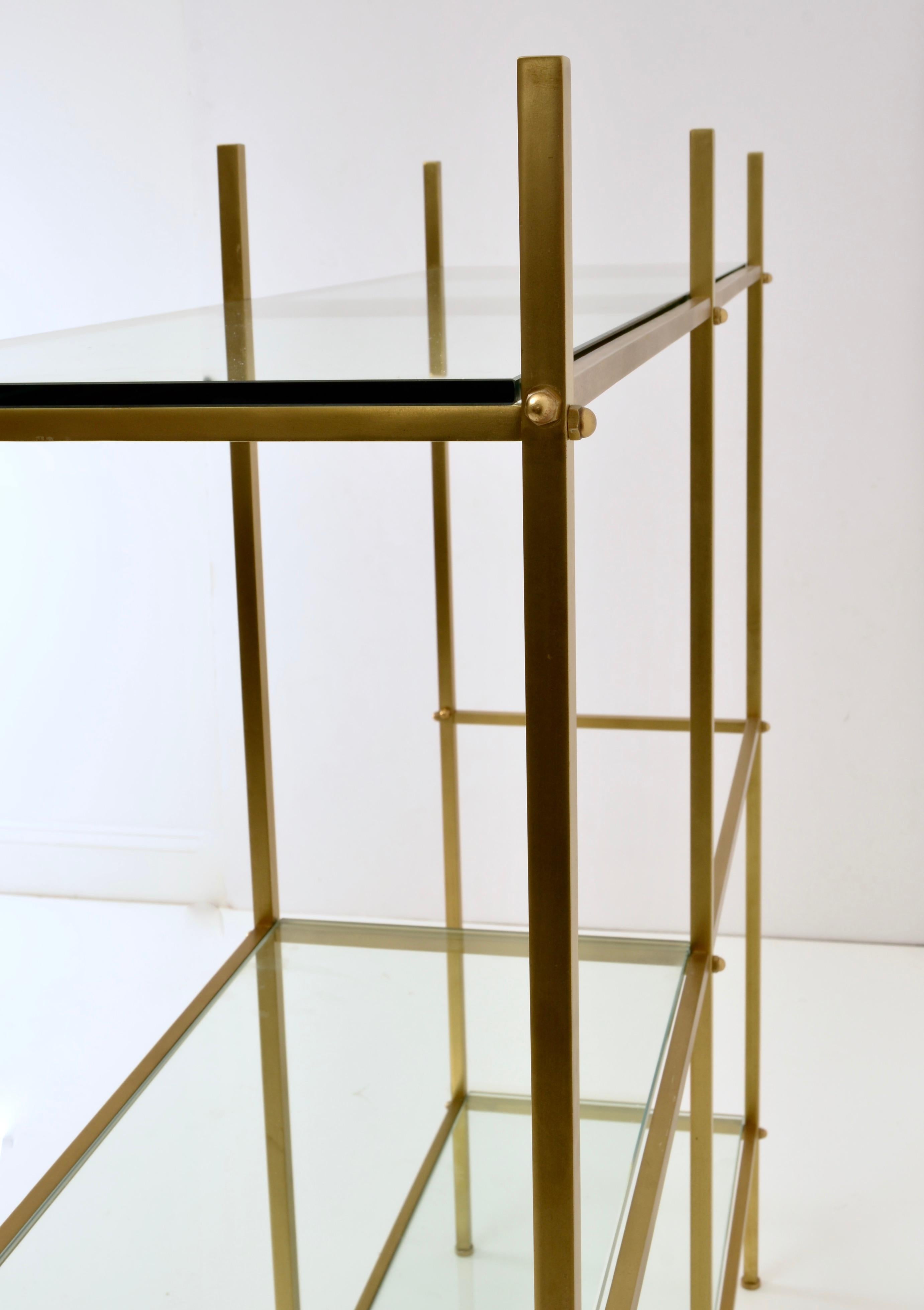 Étagère en laiton avec étagères en verre, années 1970 en vente 5