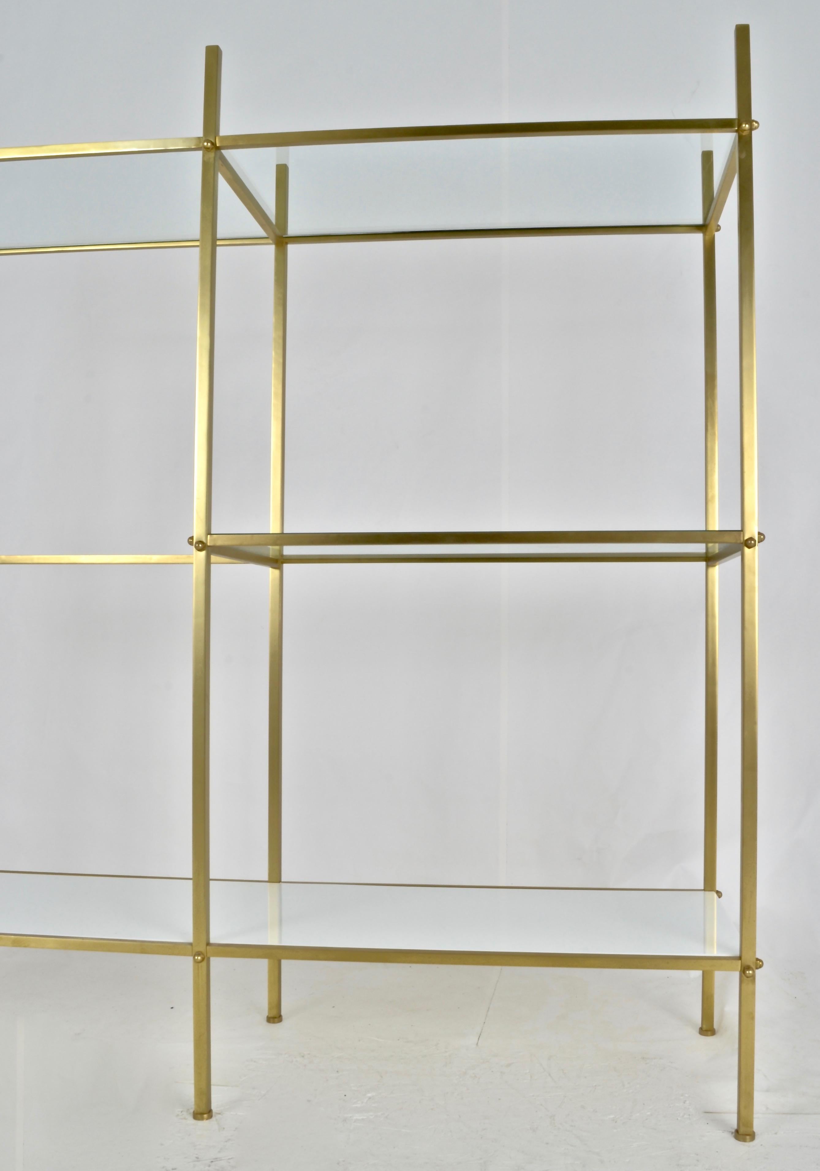 Etagere en laiton nouvellement restaurée en finition satinée. Nouvelles étagères en verre transparent. L'étagère centrale est à moitié pleine, ce qui permet de placer des objets plus grands. Une taille intéressante et utile.