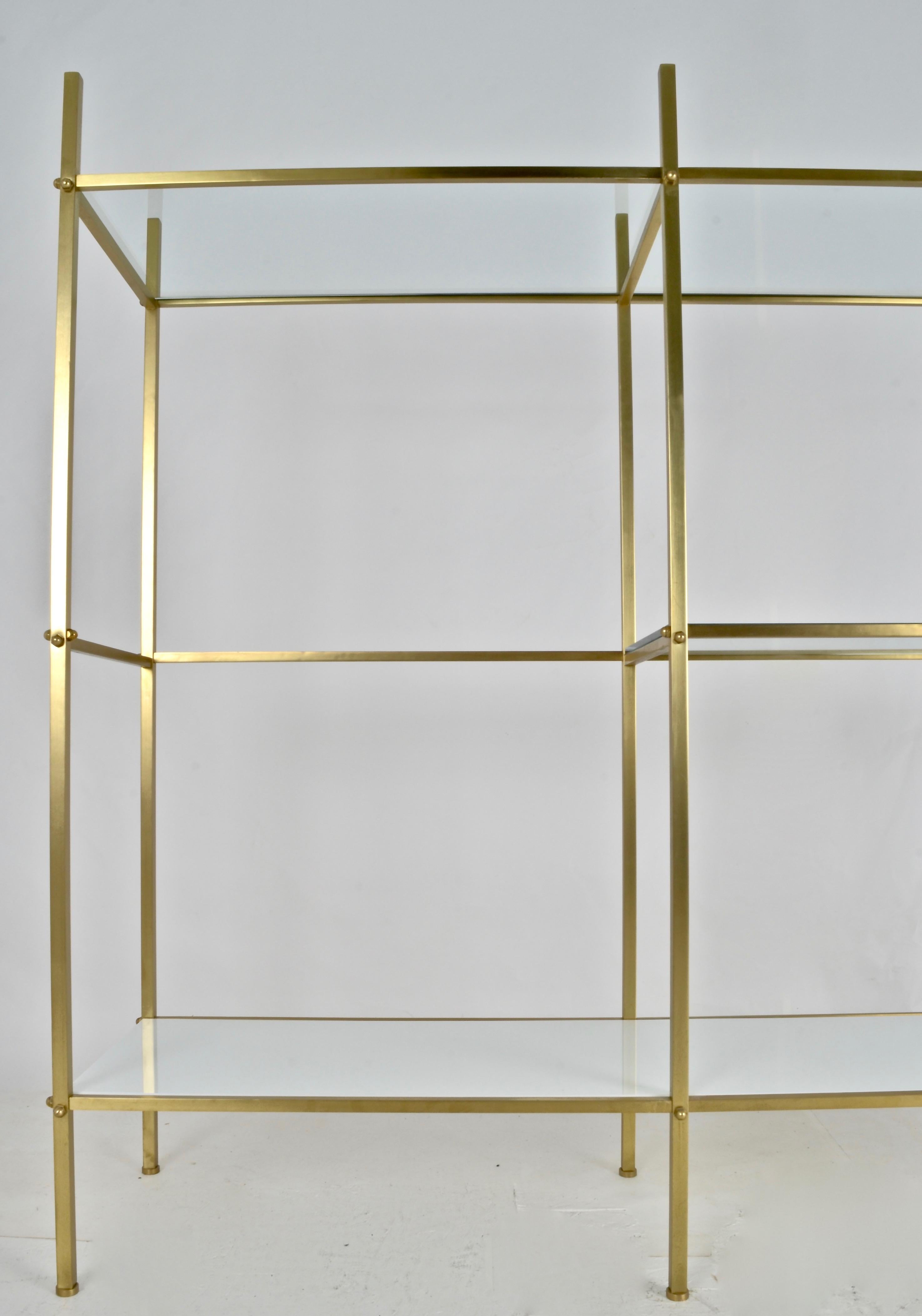 Mid-Century Modern Étagère en laiton avec étagères en verre, années 1970 en vente