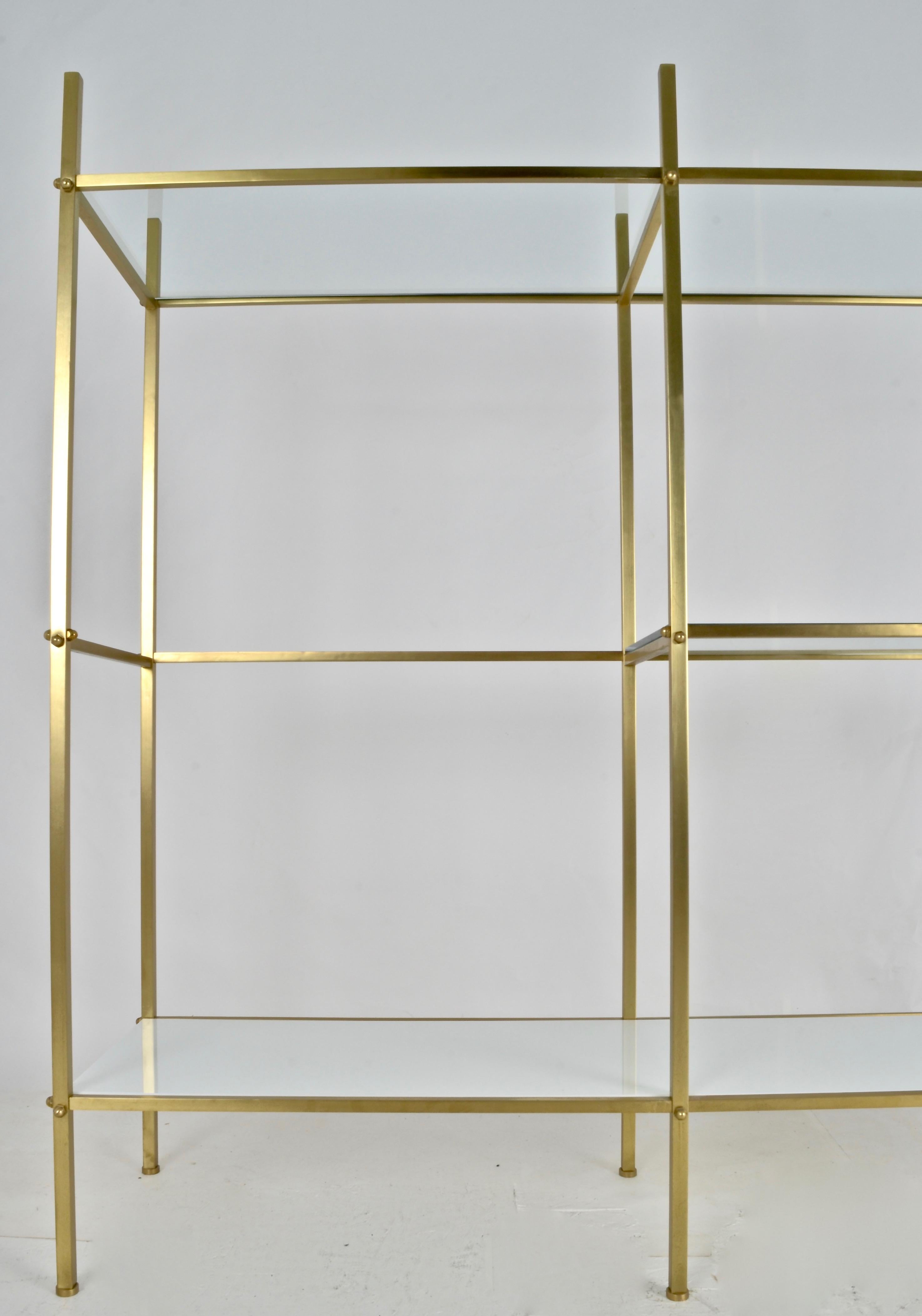 Etagere aus Messing mit Glasböden, 1970er Jahre (Moderne der Mitte des Jahrhunderts) im Angebot