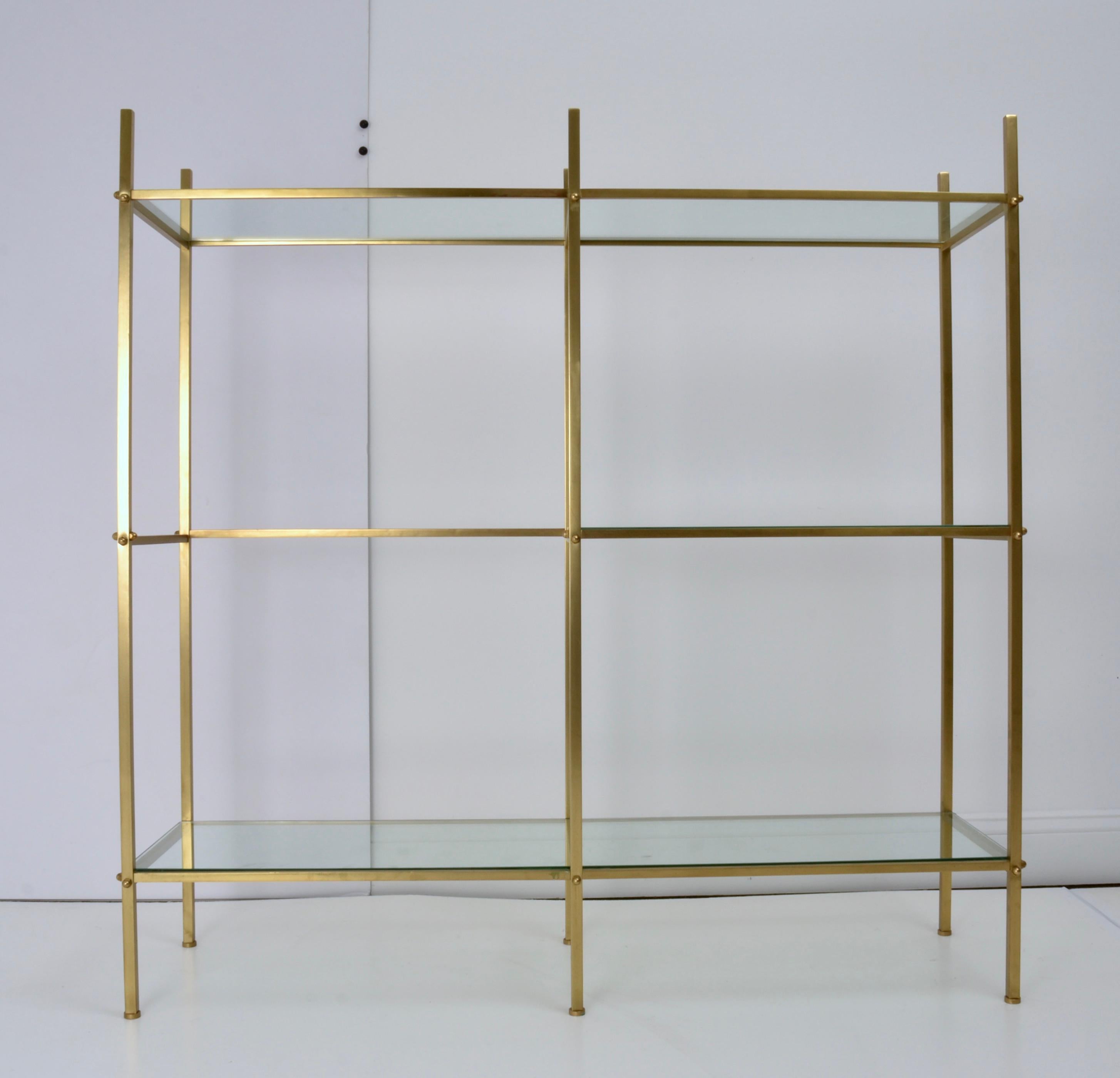 Etagere aus Messing mit Glasböden, 1970er Jahre im Angebot 1