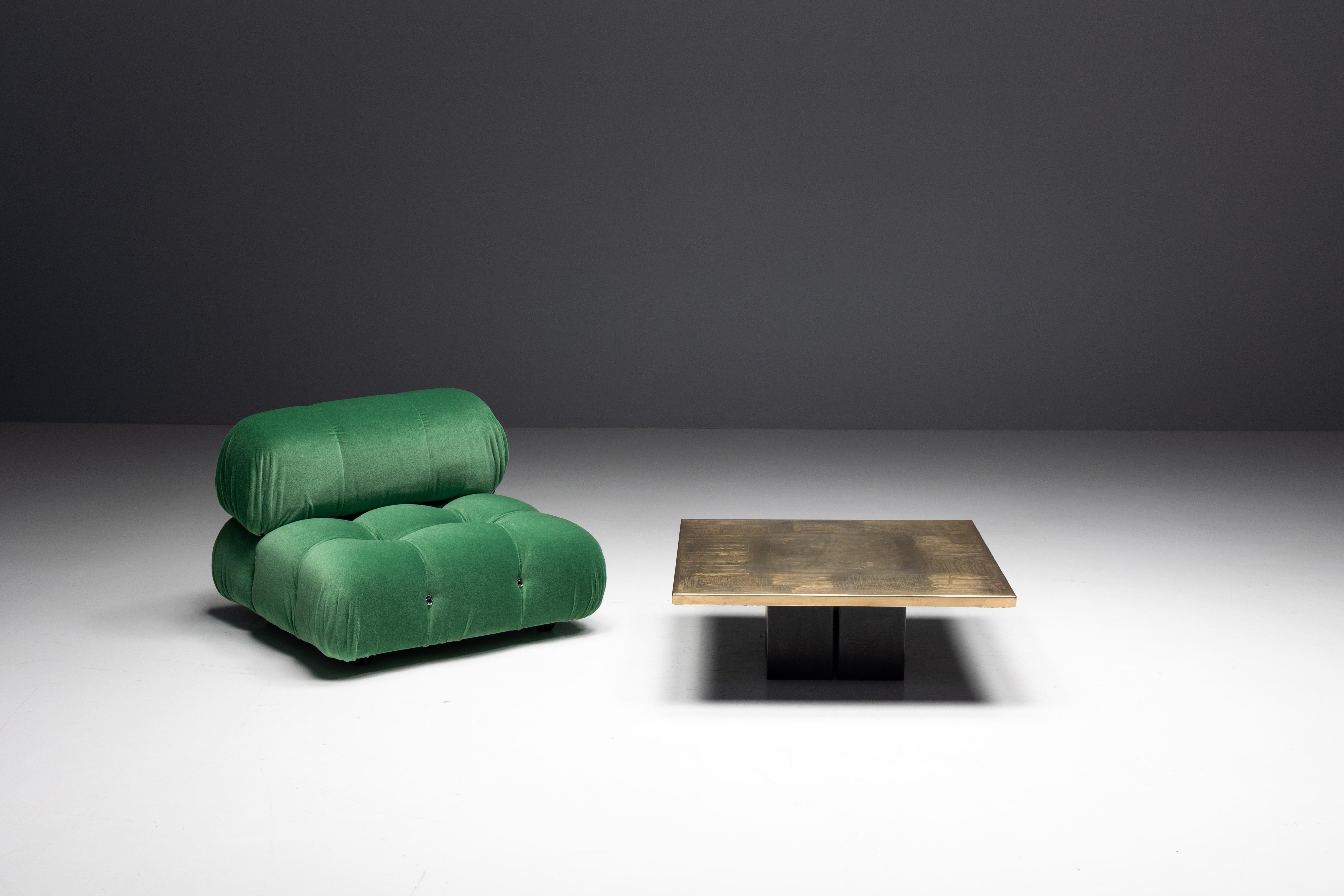 Table basse en laiton gravé de Christian Heckscher, fabriquée en Belgique dans les années 1970. Pièce maîtresse d'un ensemble de salon comprenant deux tables d'appoint assorties, cette table illustre le souci du détail et l'expertise de Heckscher en