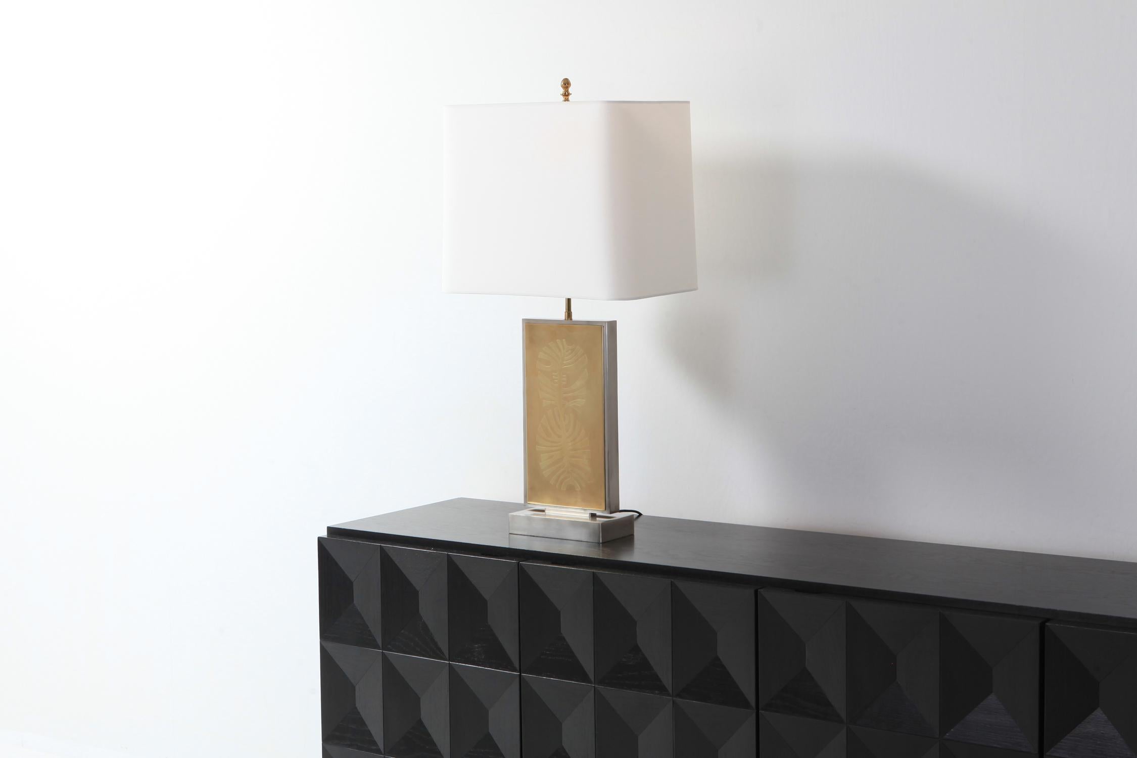 Post-Modern Roger Vanhevel Brass Etched Impressive Table Lamp, Post-modern, 1970s For Sale