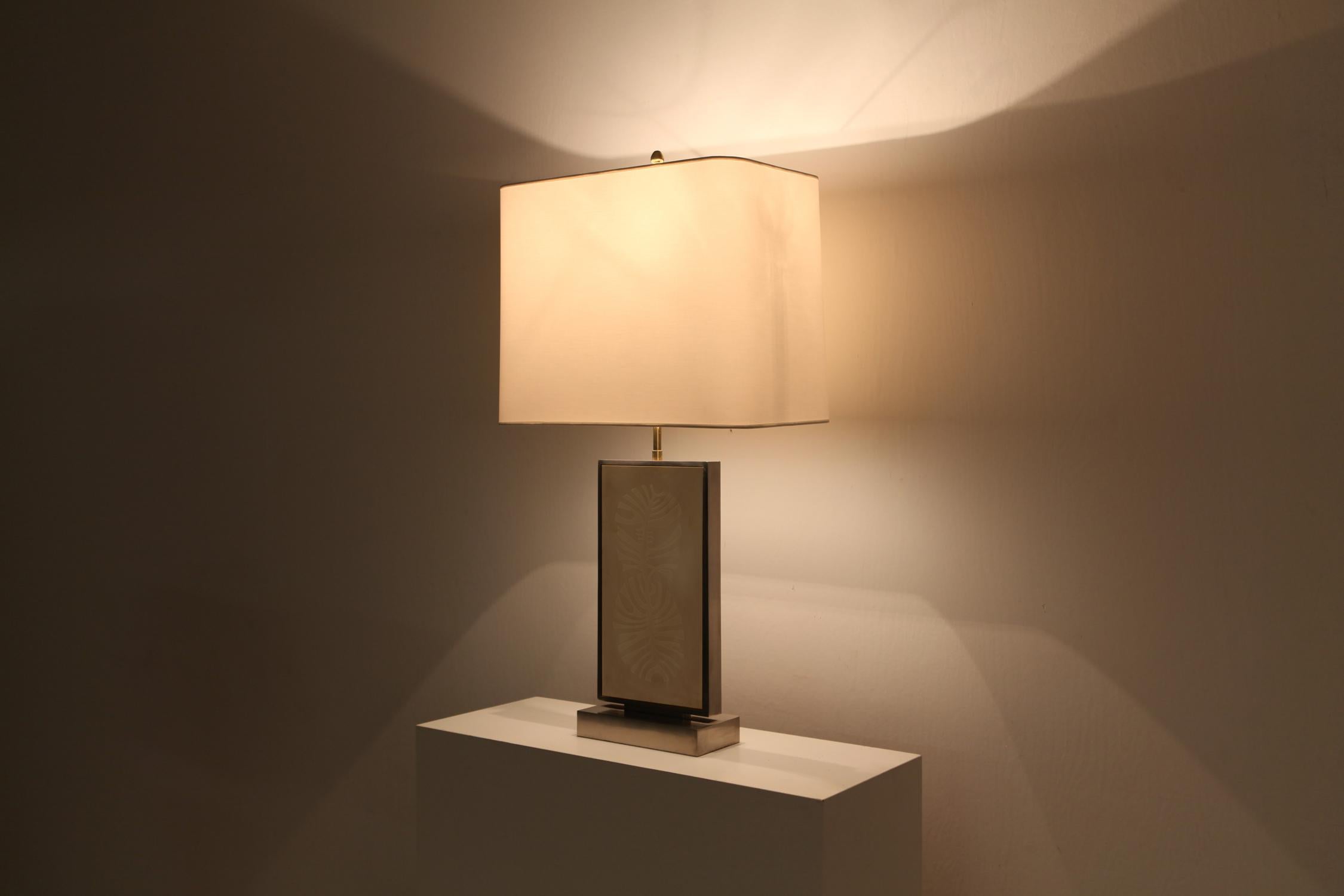 Buriné Lampe de bureau impressionnante en laiton gravé Roger Vanhevel, post-moderne, 1970 en vente