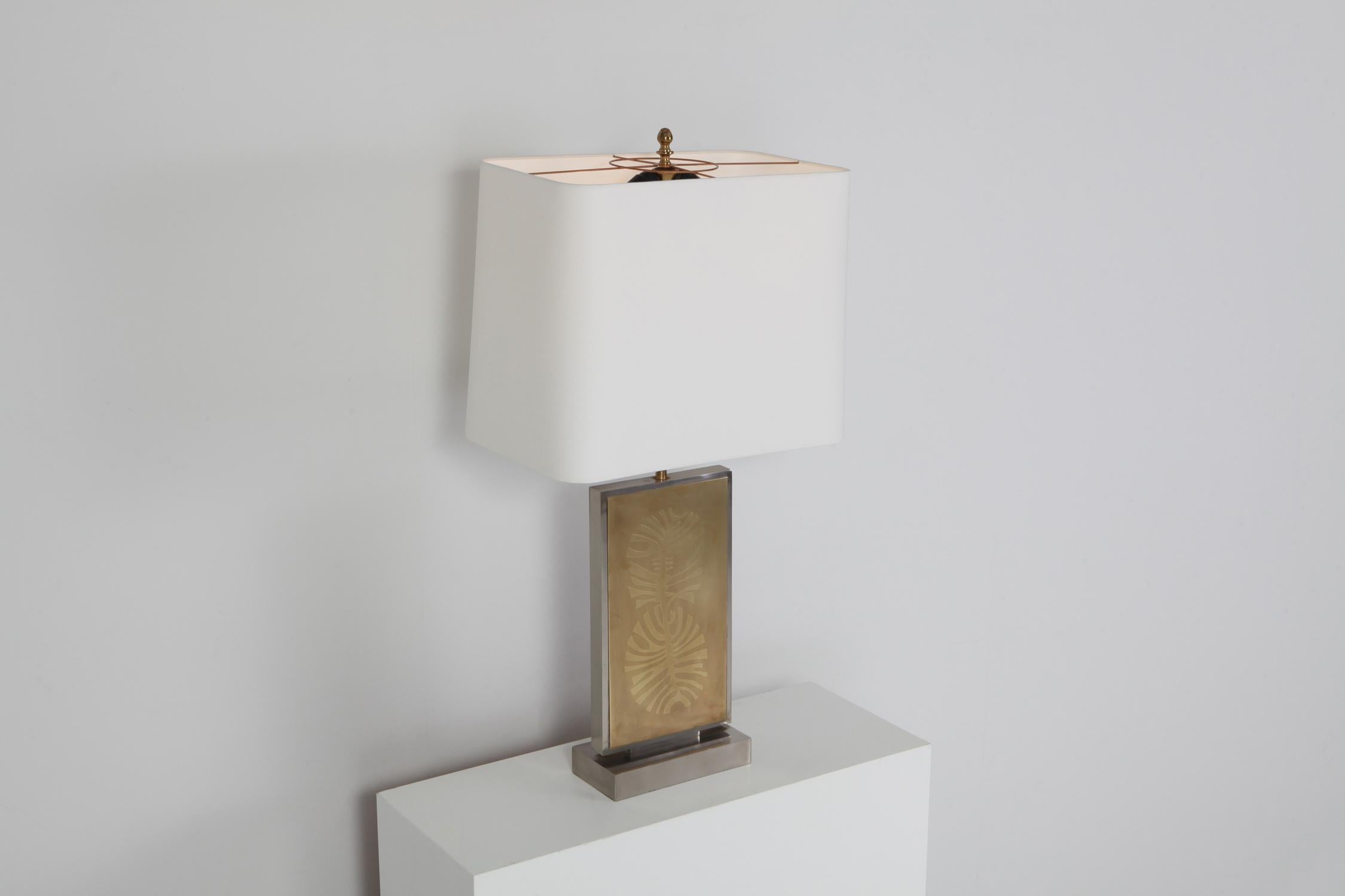 Lampe de bureau impressionnante en laiton gravé Roger Vanhevel, post-moderne, 1970 en vente 1
