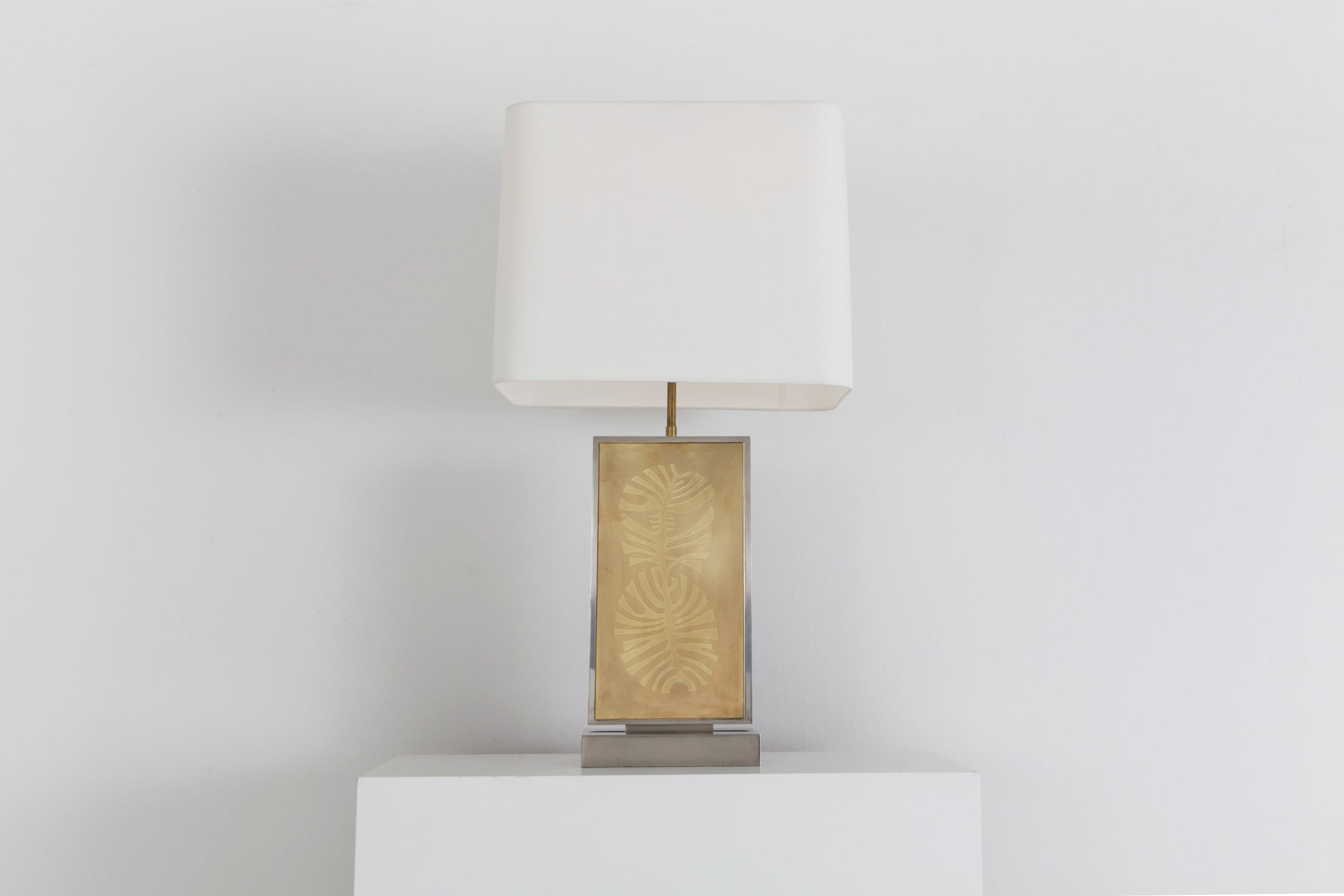 Lampe de bureau impressionnante en laiton gravé Roger Vanhevel, post-moderne, 1970 en vente