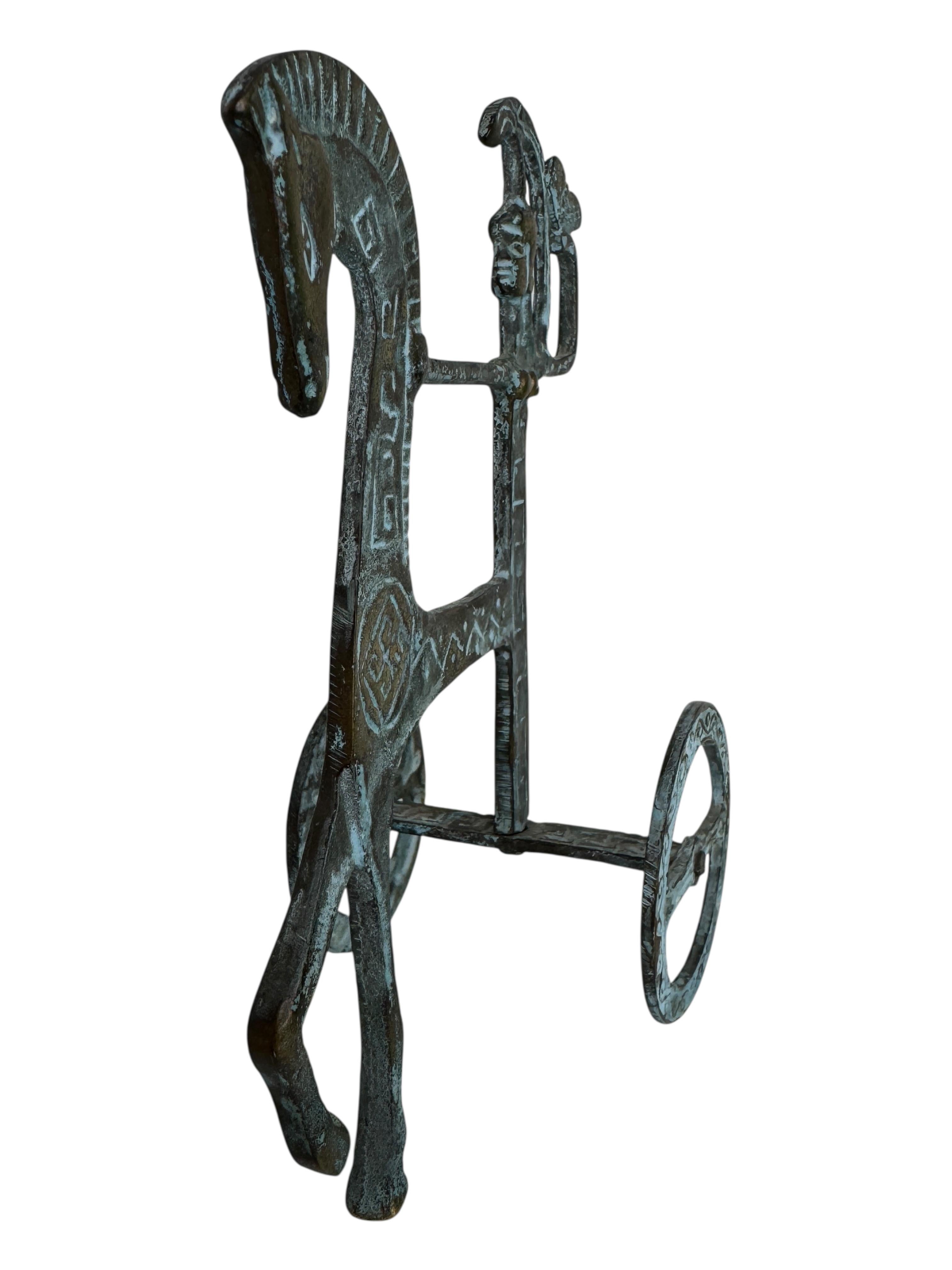 Questa figura di carro etrusco d'epoca è una replica in bronzo da museo italiana realizzata tra gli anni '60 e '80 del secolo scorso. Il pezzo è una riproduzione di un classico dello stile italiano, che mette in mostra l'importanza storica e
