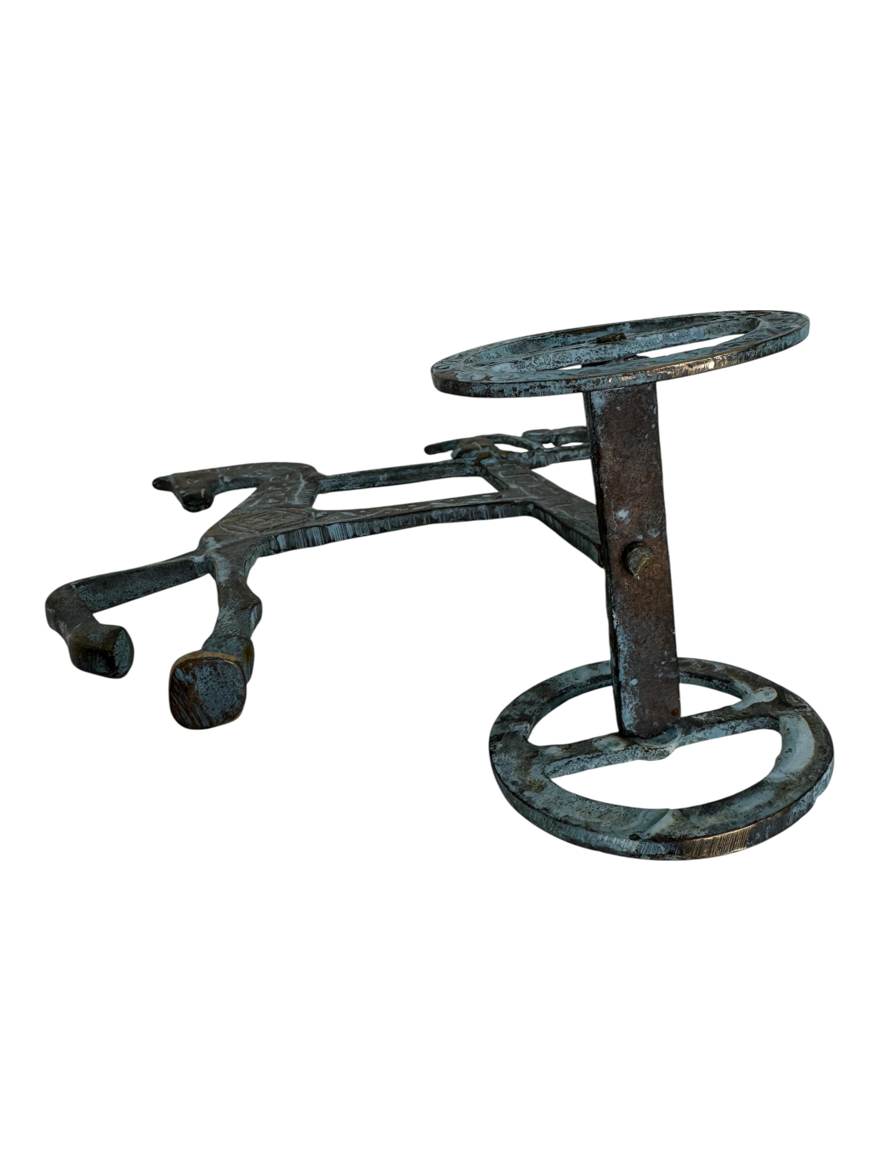 Fine XX secolo Scultura etrusca in ottone con cavallo e carro, Grecia, Italia, vintage anni '70 in vendita